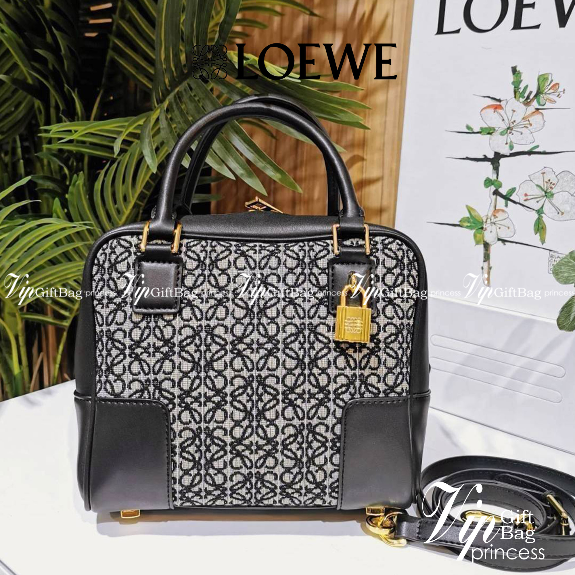 LOEWE ANAGRAM BAG VIP GIFT WITH PURCHASE (GWP) ไอเท็มใหม่! ดีไซน์สวยหรูคงเอกลักษณ์ด้วยวัสดุ Anagram Canvas Jacquard Fabric ผสมผสานหนังแท้ Calfskin ลงตัวสุดคลาสสิค เปิดปิดด้วยซิปแบรนด์อะไหล่ทองขนาดกำลังดี น้ำหนักเบา ใส่กระเป๋าสตางค์ใบยาว มือถือ ของใช้ได้เย