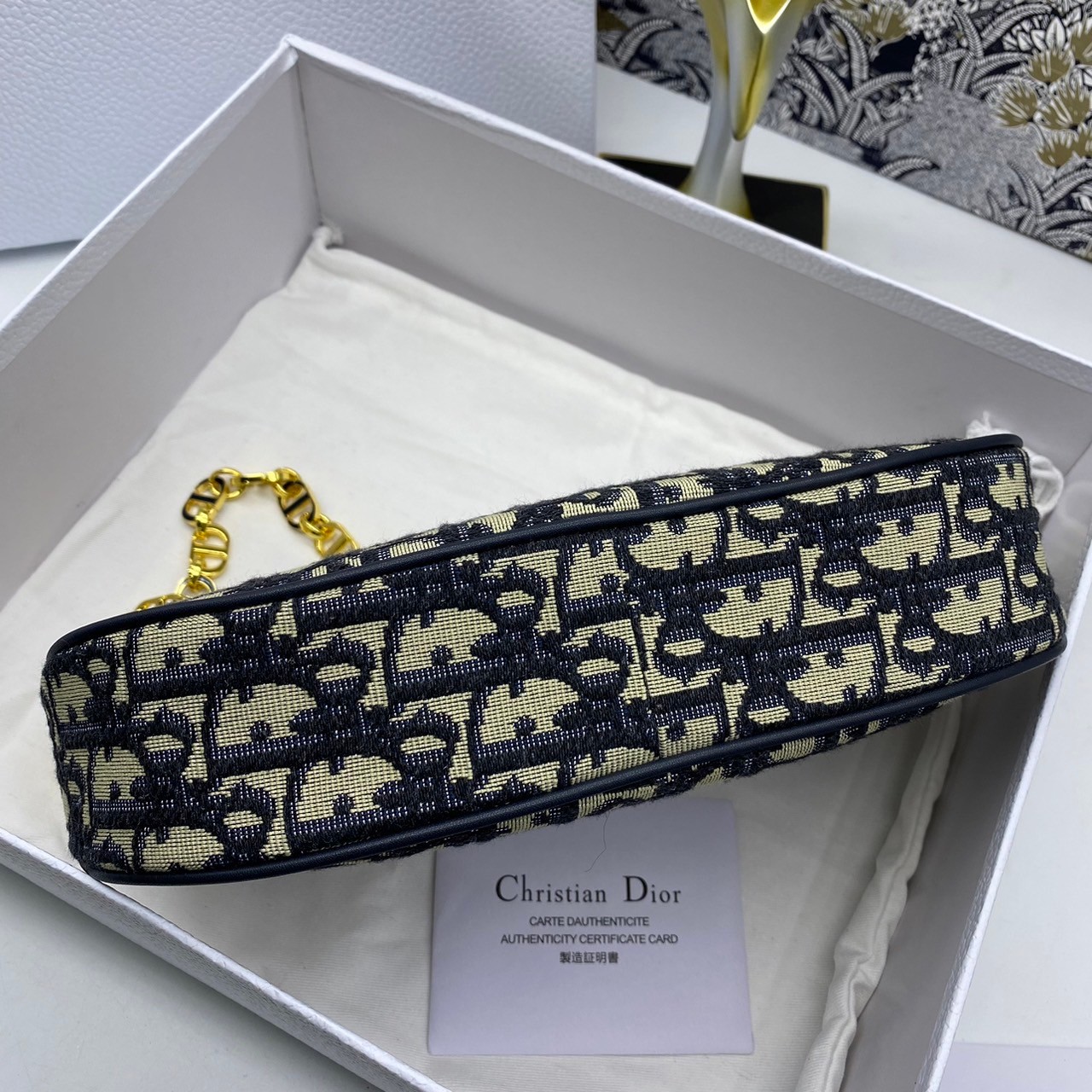 DIOR CD Lounge Bag Blue Oblique Jacquard / Dior pochette คอลใหม่ 2023 กระเป๋าสะพายทรงพอช คล้องแขน หรือสะพายไหล่ได้ ภายในเป็นช่องโล่ง สวยหรู อย่าพลาดกันน้า!!