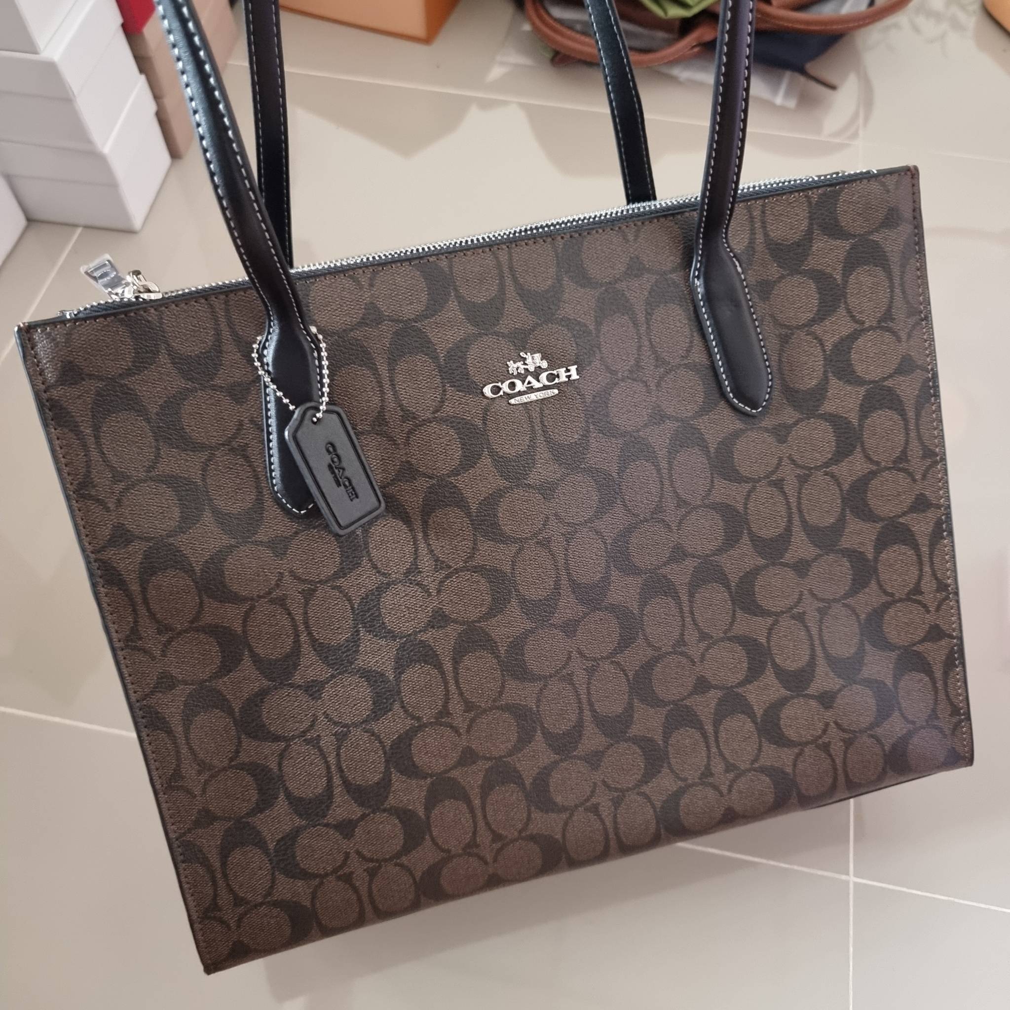 COACH NINA TOTE IN SIGNATURE CANVAS CL399 พร้อมส่ง 2 สี กระเป๋าโท้ทสะพายไหล่ ใบใหญ่ คอลเลคชั่นใหม่ ตอบโจทย์คนที่ชอบใส่ของเยอะๆได้อย่างดี ดีไซน์รูปทรงคลาสสิค เรียบหรู