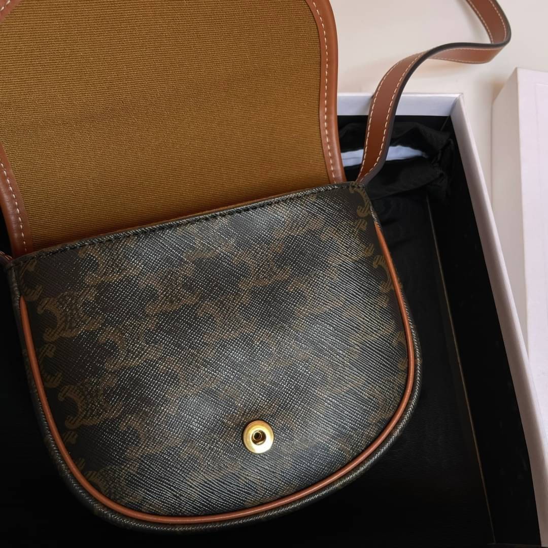 หนังแท้ CELINE MINI BESACE IN TRIOMPHE CANVAS AND CALFSKIN พร้อมส่งที่ไทย เกรดเทพออริจินอล รุ่นหนังดีสุดกระทบแสงขึ้นเงา พิมพ์ลายคมชัด กระเป๋าทรงครอสบอดี้ ลายโมโนแกรมวินเทจ รุ่นที่ดาราเกาหลีใช้กันเยอะมาก และเป็นอีกหนึ่งใบที่ครองใจสาวๆ ทั้งในไทยและเทศ วัสดุ