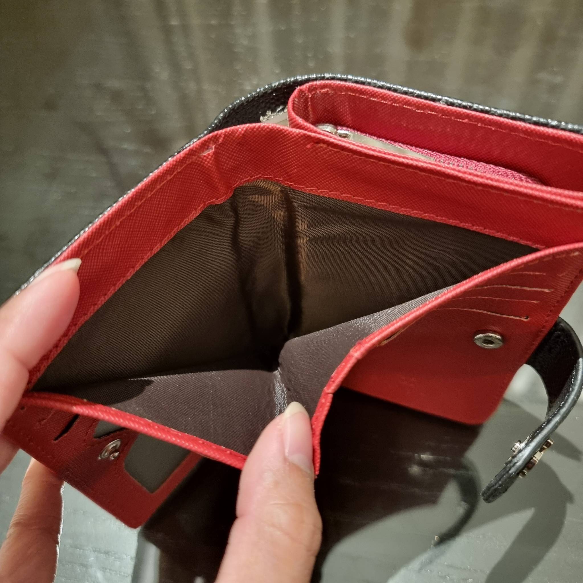 VIP 】หรูสุด ไม่ต้องพูดเยอะ!! HOT ITEM!! กระเป๋าสตางค์ใบกลางขนาดเหมาะมือ ดีไซน์ลุคผู้ดี สวยคลาสสิคจาก Chanel premium for gift วัสดุหนังลายคาร์เวีย ใช้งานง่าย เปิด-ปิดด้วยกระดุมแม่เหล็ก และซิปรูดช่องสำหรับใส่เหรียญ สะดวกมากๆ ภายในกระเป๋ามีช่องใส่บัตร ใส่ธนบ