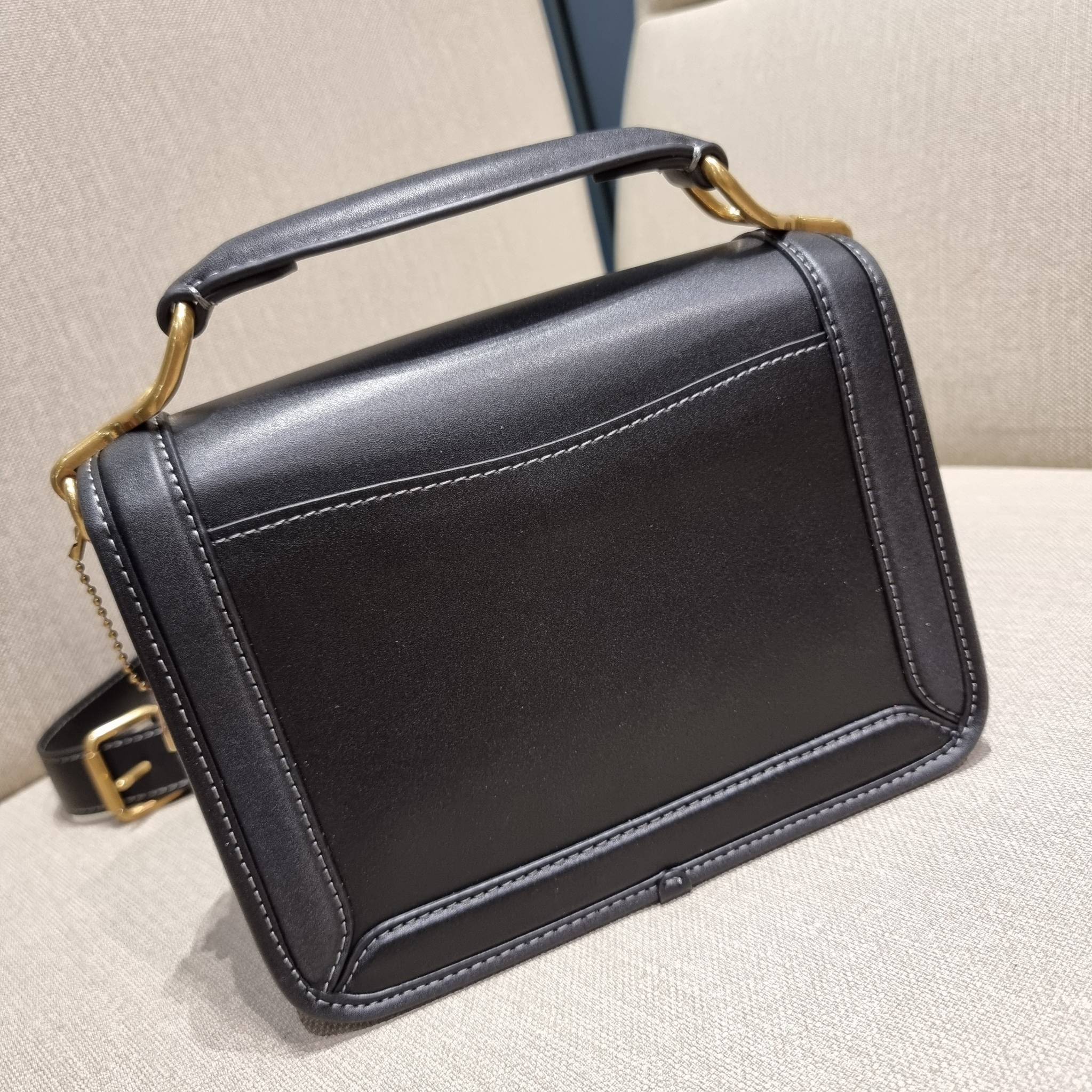 COACH C8449 HERO SHOULDER BAG / COACH C8450 HERO SHOULDER BAG IN SIGNATURE CANVAS ดีไซน์ใหม่ล่าสุด ที่มาพร้อมความหรูยกระดับ กระเป๋าถือ/สะพายข้าง ออกแบบทรงสวย คลาสสิค ขนาดกำลังพอดี ไม่ว่าจะถือ หรือสะพายสายครอส ก็ดูดีแบบไม่ต้องแต่งเติม วัสดุหนังแท้เต็มใบ ฝา