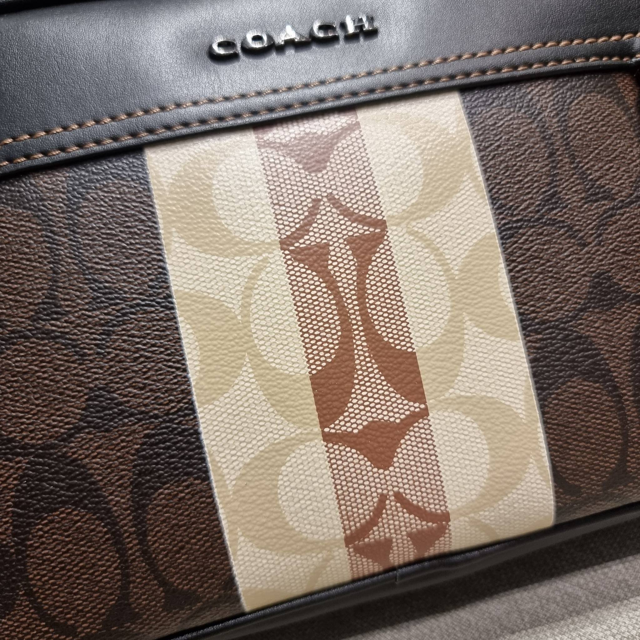 COACH GRAHAM CROSSBODY IN BLOCKED SIGNATURE CANVAS WITH VARSITY STRIPE C9965 อีกหนึ่งกระเป๋าครอสบอดี้รุ่นยอดฮิตสำหรับหนุ่มๆ ที่สาวๆก็ใช้ได้!! ดีไซน์ใหม่เพิ่มดีเทลความแพงไปอีก รูปทรงคลาสสิค ใช้งานสะดวก ง่ายต่อชีวิต วัสดุหนังแคนวาสเคลือบลายสลับหนังแท้ ด้านห