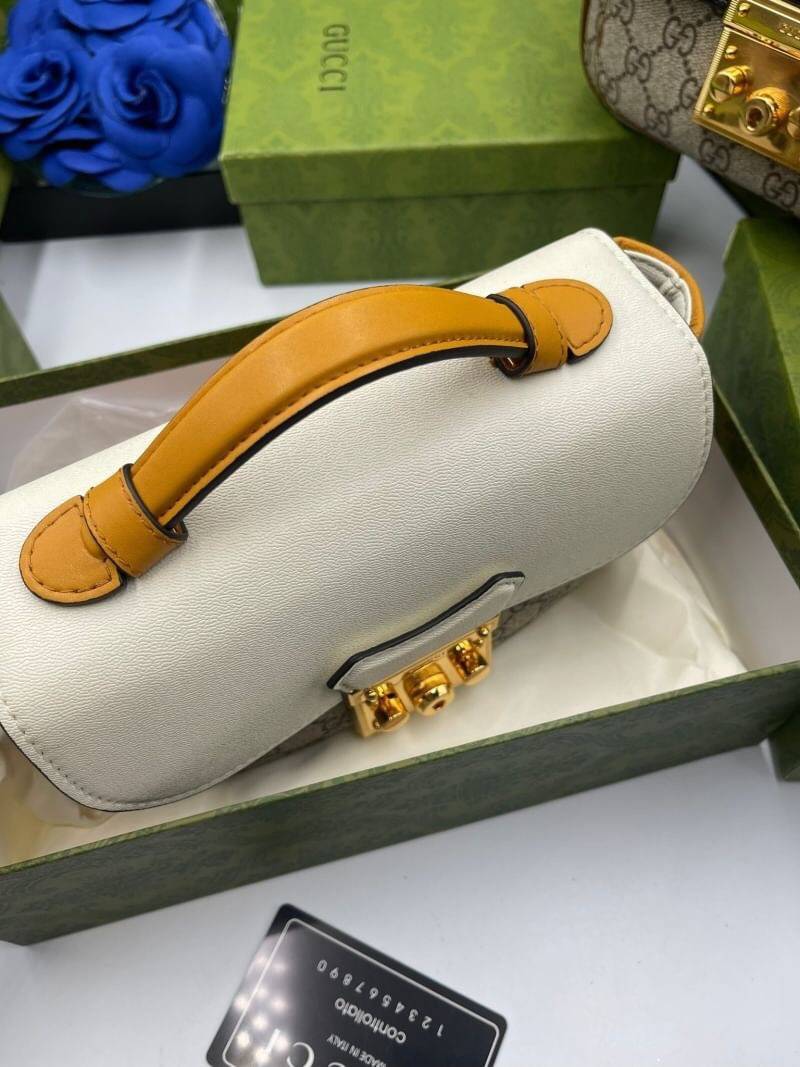 VIP GIFT 】หนังแท้ GUCCI mini Padlock bag GG Supreme canvas หนึ่งในแบรนด์เนมยอดฮิตระดับโลกที่สายแฟชั่นตัวจริงต้องมีสักใบในตู้ เพราะเป็นแบรนด์ที่เหล่าบรรดาเซเลปและดาราใช้กันเยอะมาก รุ่นก็เป็นอีกหนึ่งใบที่คุ้มค่าคุ้มราคามากค่ะ ด้วยดีไซน์ที่ใช้งานได้หลายโอกาส