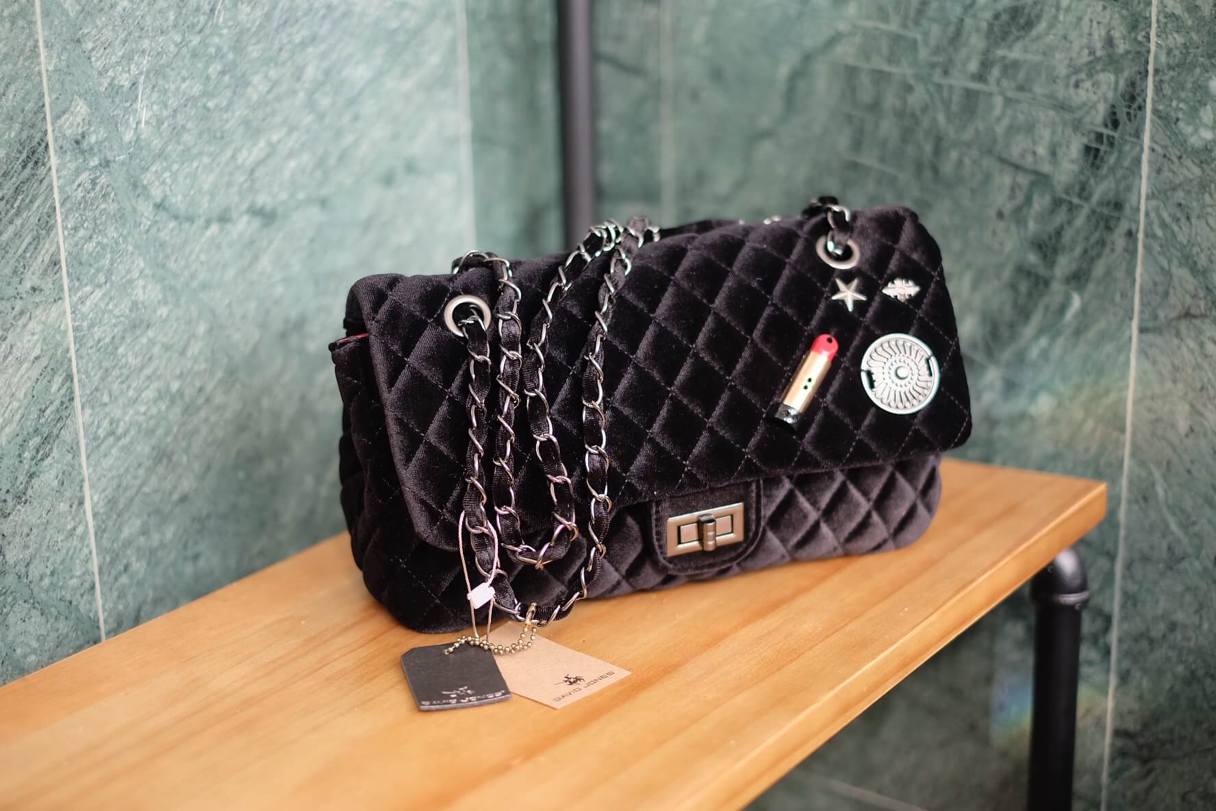 งานแท้ชนช้อป ทรงยอดฮิต ห้ามพลาดเลยน๊า กระเป๋าสะพายหนังกำมะหยี่ ทรงสวยจากแบรนด์ David Jones สวยหรูมาก ภายในสีแดง ภายนอกดำ อะไหล่ดำรมควัน ขนาดกำลังดีเลยใส่มือถือ กระเป๋าตังค์ยาวได้หมด น้ำหนักเบามากๆ ภายในมีช่องแบ่งเก็บของได้ 2 ด้าน ด้านหลังกระเป๋าใส่ของได้ 