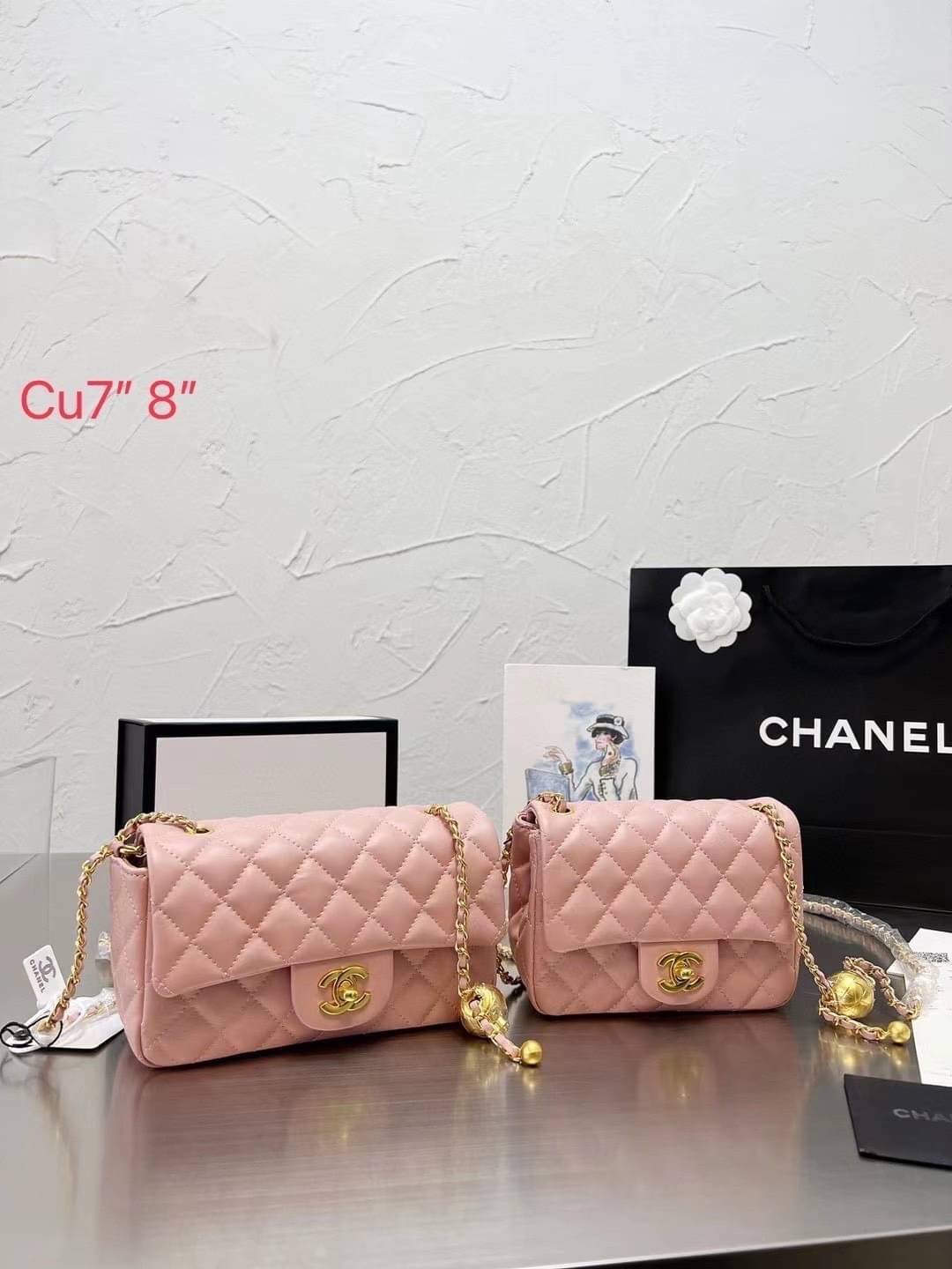 Chanel 22c classic golden ball / Chanel Pearl with Chain crossbody bag กระเป๋าสะพายข้างหรือสะพายเป็นครอสบอดี้ ใบนี้ไปถือออกงาน ก็สวยหรูดูแพงสุดๆค่า!! คลาสสิคและโดดเด่นทุกสี
