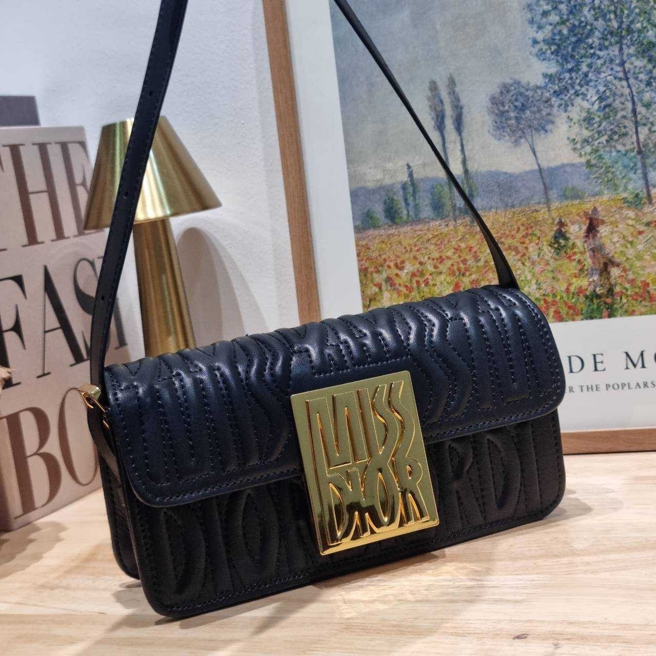 Dior Flap Bag / Quilted Miss Dior Allover Leather Bag กระเป๋าสะพายไหล่สุดลัคชู หรูหราเกินเรื่อง ดีไซน์ใหม่สวยงามด้วยดีเทลฝีเย็บและลายหนังปั๊มนูน