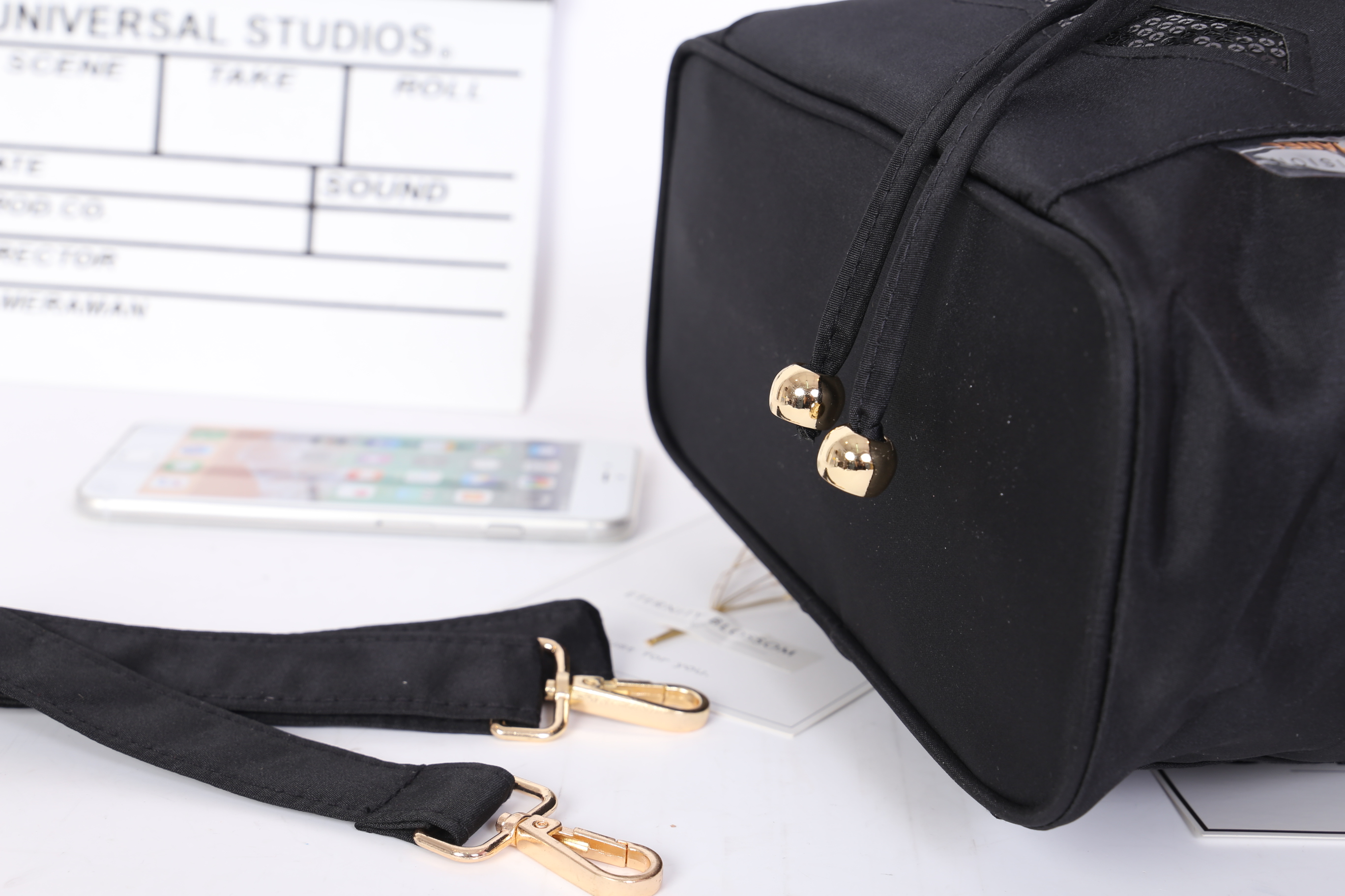 Chanel Drawstring Cross-body Bag (2017) วัสดุ (Material) : Nylon กระเป๋าจากแบรนด์ chanel รุ่นใหม่ปี 2017 มาแล้วค่า ไม่ต้องบรรยายดูจากรูปได้เลย สวยมาก ได้ลุคคุณหนูมากกก ตรงอะไหล่ทองปั๊มโลโก้ อย่างดี เป็นทรงกระดุมแม่เหล็กค่ะ