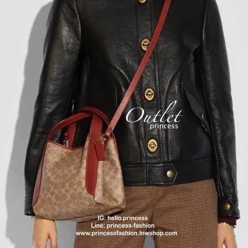 COACH HADLEY HOBO signature canvas กระเป๋าถือหรือสะพายข้าง เรียบหรู ลาย signature brand ปรับเปลี่ยนได้ 2 ทรง เปิด-ปิด กระดุมแม่เหล็ก พร้อมตะขอเกี่ยว ภายในกว้าง จุของได้เยอะ มีสายสะพายยาวถอดได้ ปรับระดับได้ค่ะ สวยหรูดูดี ใบนี้ไม่ควรพลาดค่า