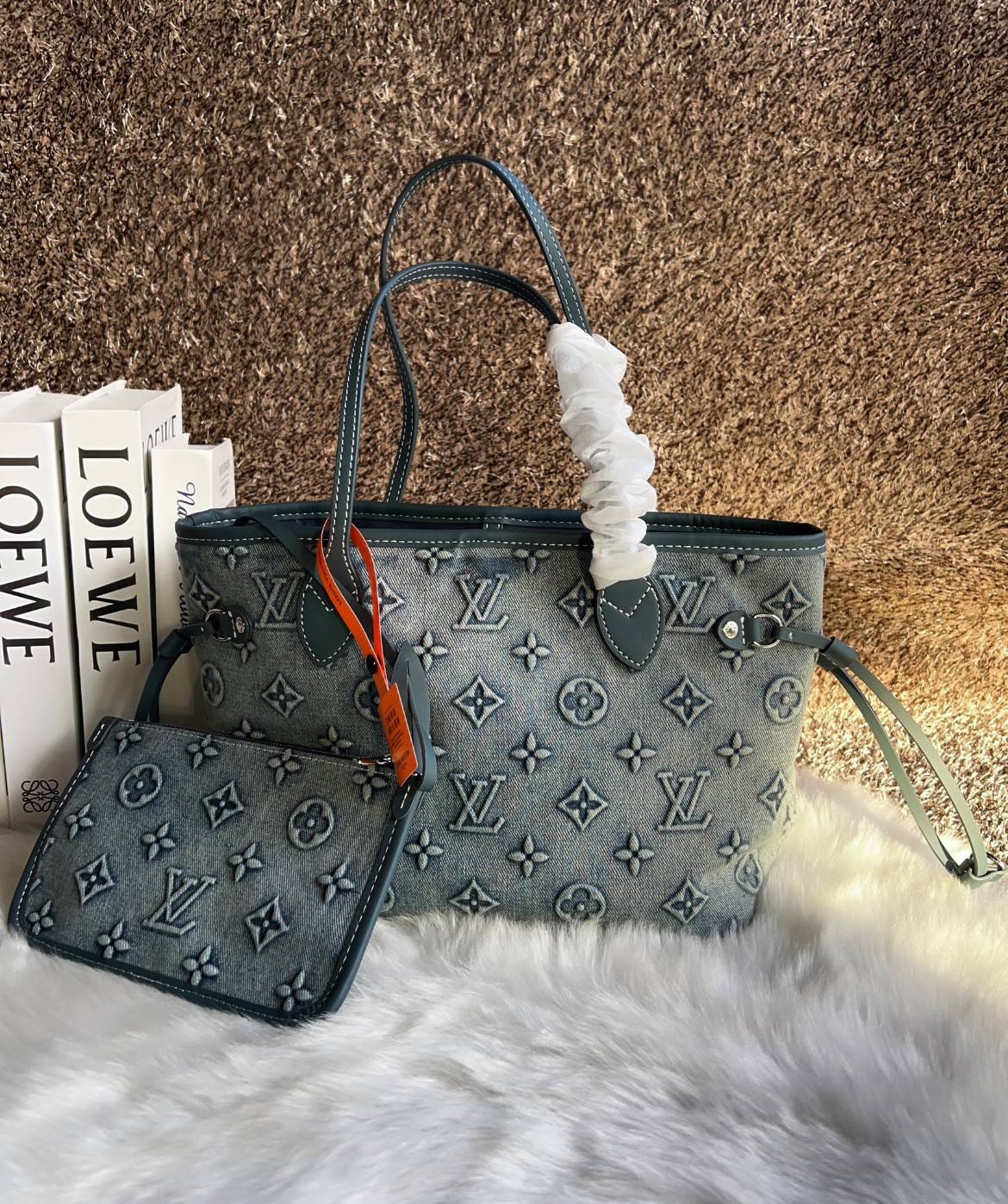 LV Neverfull Denim Tote Bag กระเป๋าสะพายทรงโท้ทเดนิมลายโมโนแกรมปั้มนูนคมชัดสวยหรูลัคชู สุดคลาสสิค ดีไซด์ใหม่ กับกระเป๋าทรงที่สามารถใช้ได้กับทุกๆวัน วัสดุเดนิมหนานิ่มอย่างดี ทอลายแบรนด์แบบ3Dนูนคมชัดสวยมากๆค่ะ