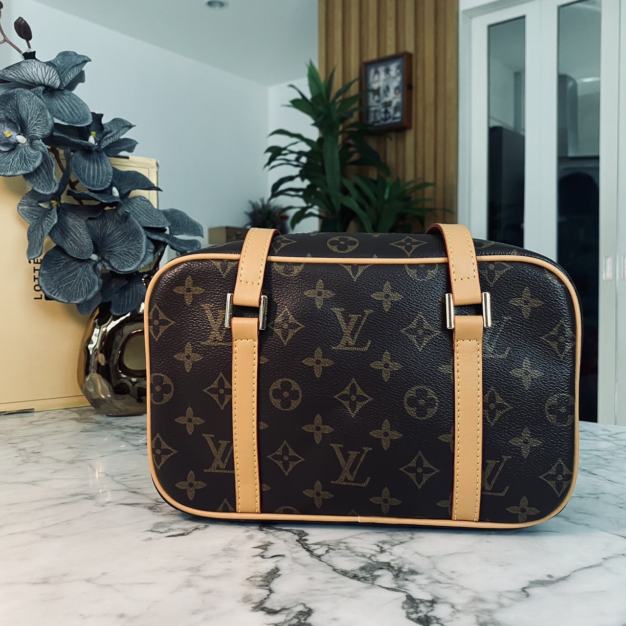 LV Cite Monogram Canvas Handbags หลงรักน้องเข้าแล้วค่า กับกระเป๋าสะพายวินเทจรุ่นยอดนิยม ทรงสะดวกใช้ ดีไซน์สุดคลาสสิค ใช้ได้ทุกวัน ใบจริงสวยน่าใช้มากๆ จัดให้ครบเซ็ท ล็อทนี้ราคาดีมาก สวยเกินราคา ตรงปก พร้อมเสิร์ฟความสวยให้ถึงบ้านไปเลยจ้า