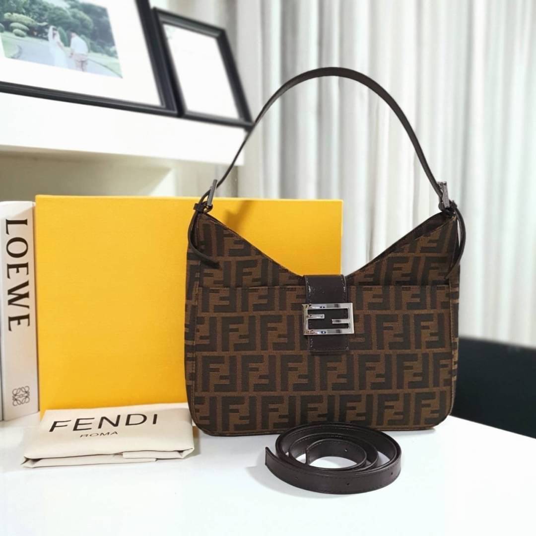รุ่นใหม่แนะนำ!! FENDI BAGUETTE BROWN FABRIC BAG (GWP) พรีเมี่ยมกิ๊ฟ Limited Edition จาก FENDI วัสดุ CANVAS พิมพ์ลายแบรนด์ เปิดปิดด้วยฝาปิดกระดุมแม่เหล็ก ภายในมีช่องใส่ของแยกสองช่องใหญ่ พร้อมช่องซิปอีกช่อง สามารถใส่กระเป๋าสตางค์ยาว iphone เงิน ของจุกจิกได้