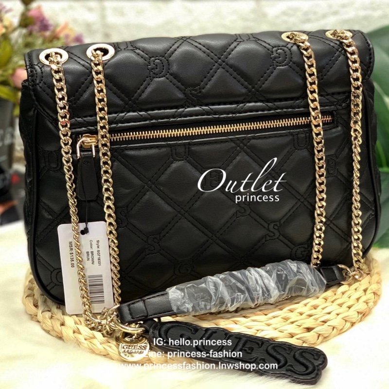 GUESS LOLLI CONVERTIBLE CROSSBODY BAG รุ่นแนะนำค่ะ!! กระเป๋าสะพายข้าง//ทบสายสะพายไหล่ได้ วัสดุหนังลายนวม ด้านหน้ามีอะไหล่โลโก้แบรนด์ เปิดปิดกระเป๋าแบบกระดุมแม่เหล็ก ภายในกว้างสามารถใส่ของจุ ใส่กระเป๋าสตางค์ใบยาวได้ค่ะ มีช่องซิปและช่องเล็กใส่ของจุกจิกน่ะค่