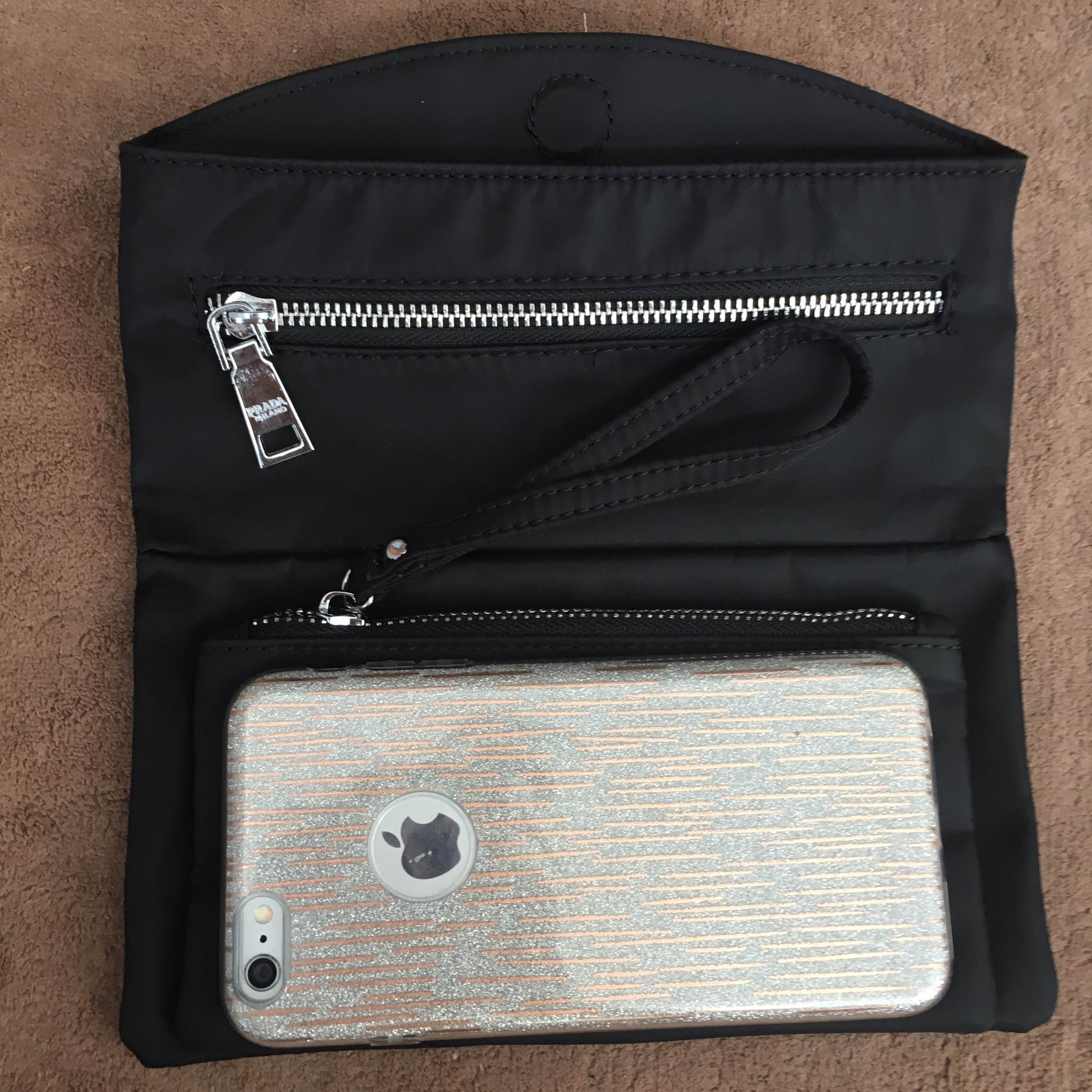 งานพรีเมี่ยมกิ้ฟ จากเคาเตอร์ต่างประเทศคะ 🐼รุ่น Limited edition ค่า ได้ กระเป๋าอเนกประสงค์ จากแบรนด์ PRADA มาค่า เป็น กระเป๋าผ้าไนล่อน ตามแบบฉบับของแบรนด์เลย หลงรักเลยคะ ใบนี้มีสายคล้องแขนให้คะ ขนาดกำลังดีคะ ตัวกระเป๋าเบามาก ใส่มือถือได้ทุกรุ่น ใช้