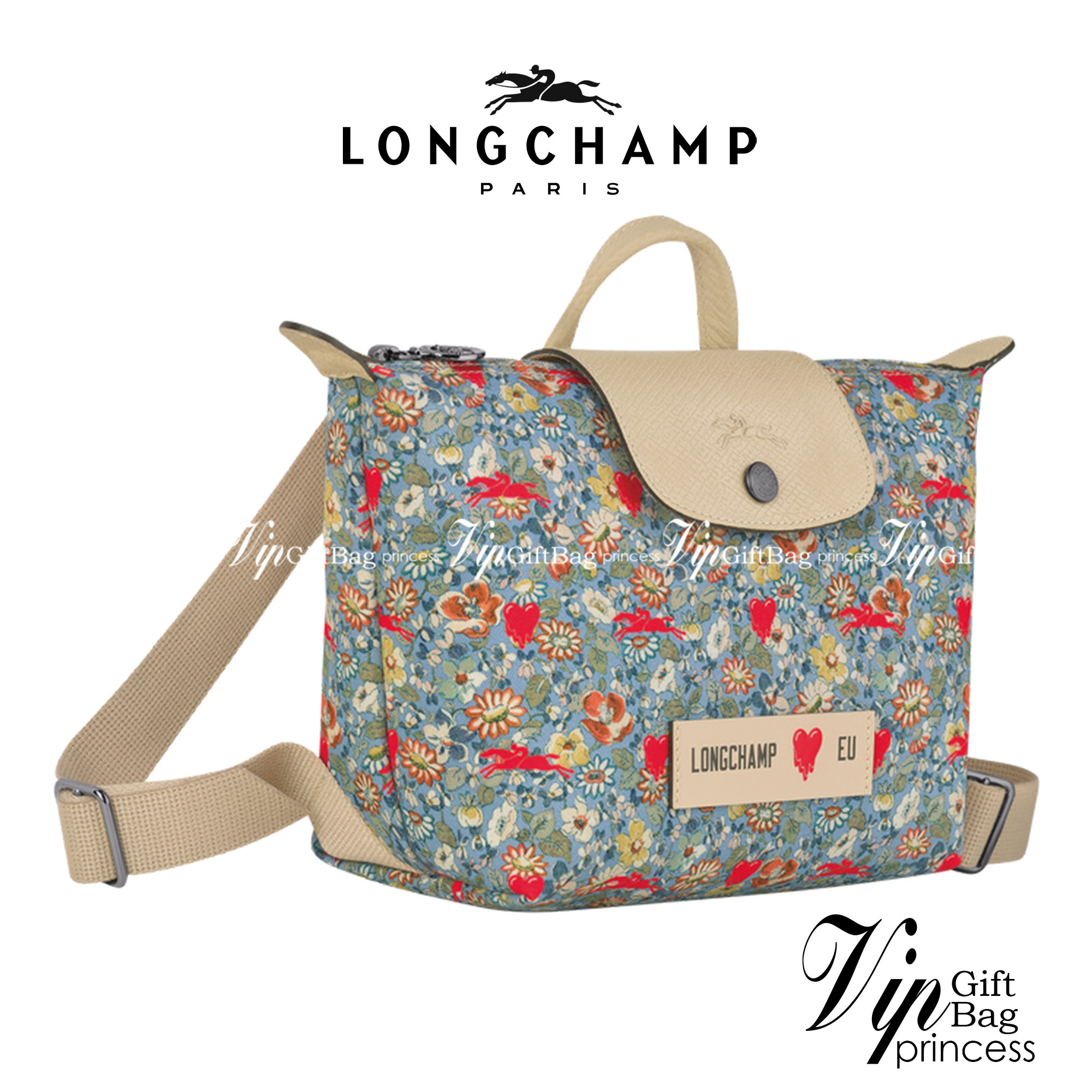 Longchamp X Eu Backpack กระเป๋าเป้สะพายหลังลายดอกๆไม้ วัสดุผ้าฝ้าย อะไหล่สีดำ กระเป๋าเป้แบบลำลองสำหรับสตรีซึ่งนำรูปทรงอันเป็นเอกลักษณ์ของ Le Pliage มาปรับใช้กับทุกสถานการณ์ อุปกรณ์เสริมที่ใช้งานได้จริงนี้มีสายรัดปรับระดับได้และที่จับช่วยให้ สะพายข้างหรือส