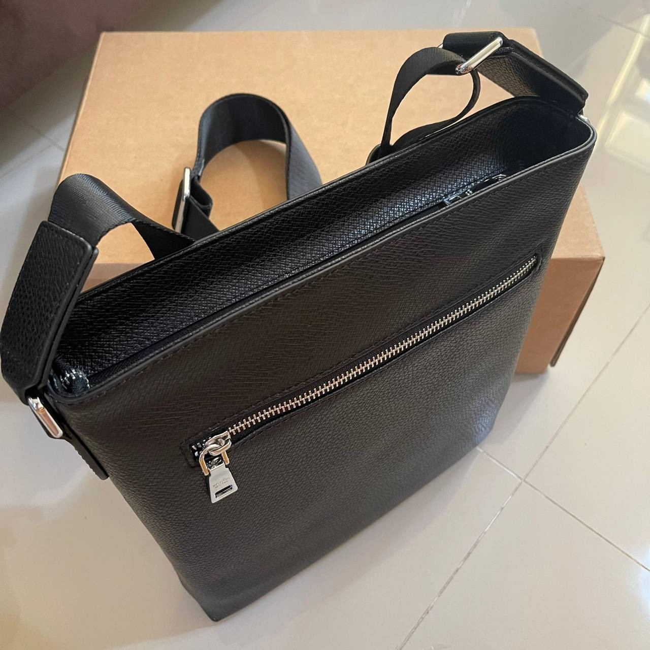 หนังแท้ PRADA SAFFIANO MAN BAG รุ่นตามหา Rare item!! กระเป๋าสะพายข้างคุณผู้ชาย งานสวยมาก เป็นหนังแท้ทั้งใบ ใส่ ipad ได้ จุของได้เยอะพอสมควรเลยค่ะ งานเรียบแต่หรูสุดๆ คุณภาพเกินราคาจริงๆ ค่าา