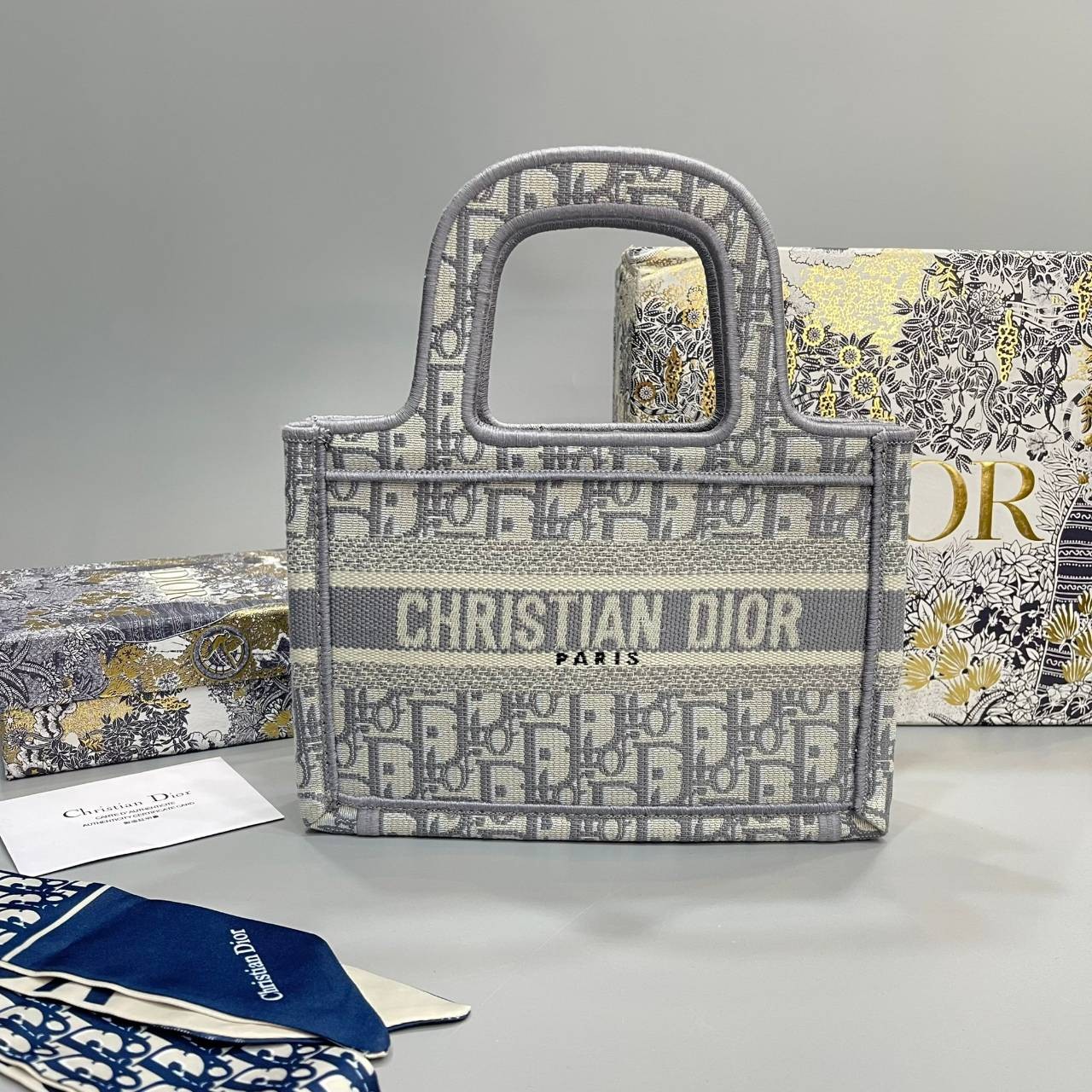 MINI DIOR BOOK TOTE 22cm Blue / Gray Dior Oblique Embroidery กระเป๋าถือทรง Shopping ขนาดมินิน่ารัก สวยคลาสสิค พกพาสะดวก ใช้งานง่ายสุดๆ วัสดุงานทอละเอียด ภายในโล่งกว้าง ภาพสินค้าถ่ายจากงานขายจริง ใช้งานต่างประเทศได้
