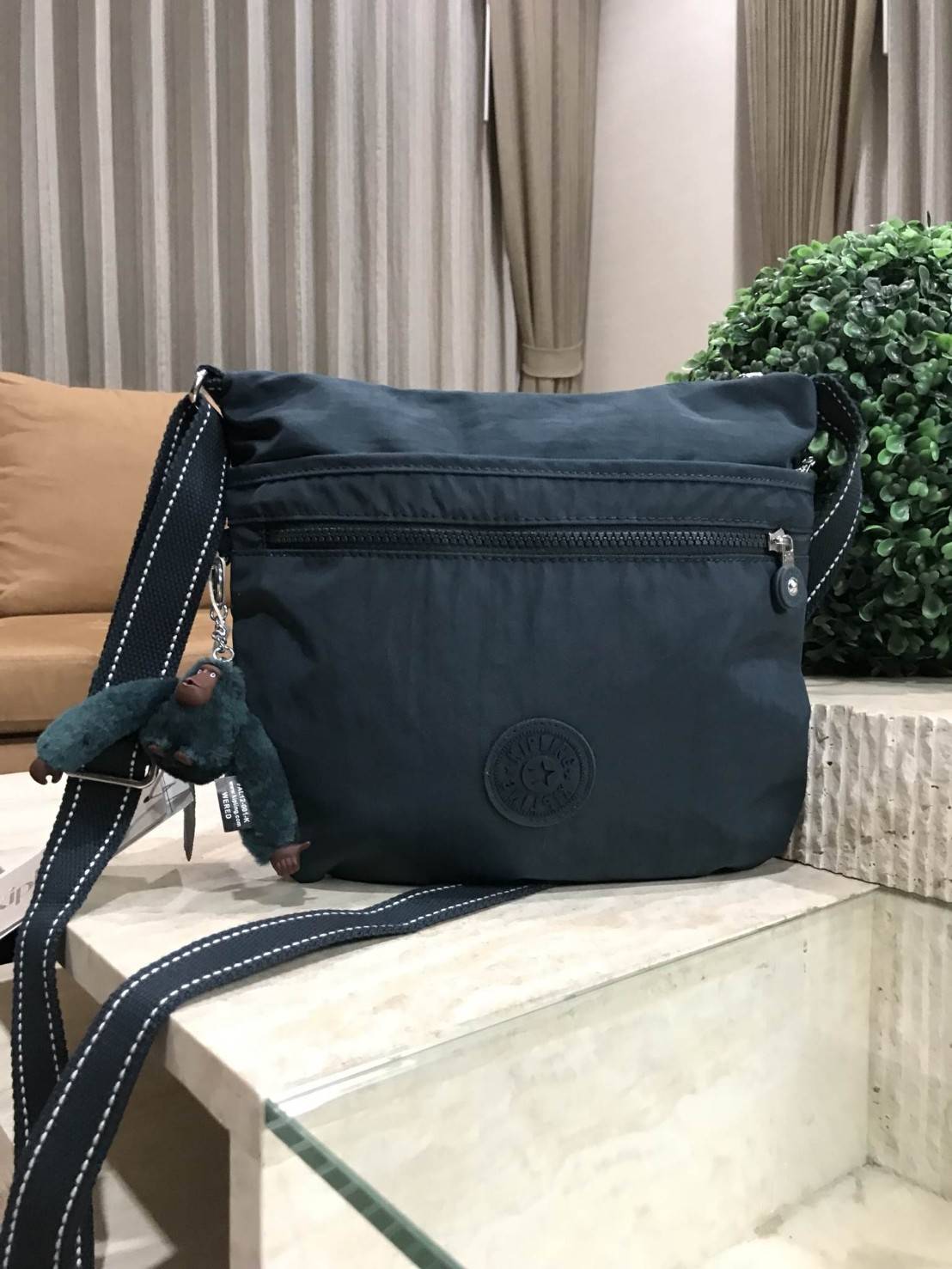 KIPLING ART O SHOULDER BAG กระเป๋าสะพายรุ่นใหม่ล่าสุดวัสดุ Nylon+Polyester 100% เปิดปิดด้วยซิปสะดวกใช้ หัวซิปเเบรนด์ ภายในมีช่องซิป ช่องใส่มือถือและสายคล้องพวงกุญแจ ด้านหน้ามี2ช่องซิป ด้านหลังมี1ช่องซิป พร้อมสายสะพายยาวเลื่อนปรับได้จะสะพายข้างหรือ Crossbo