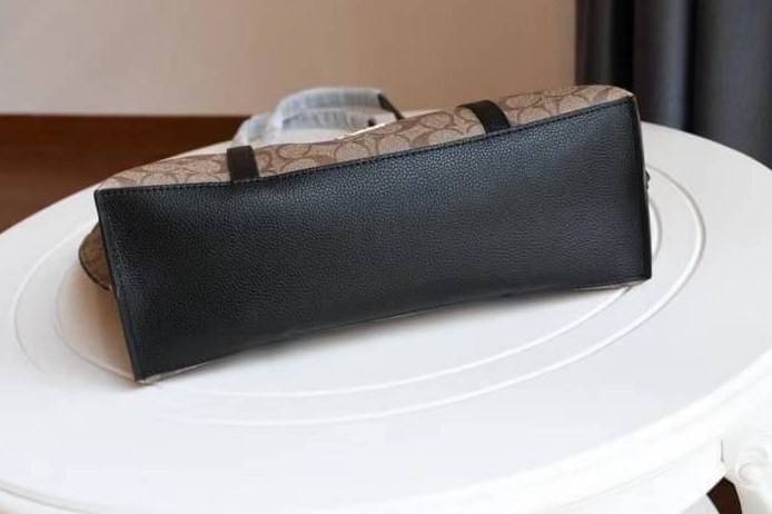 COACH 2319 MAY TOTE IN COLORBLOCK SIGNATURE CANVAS กระเป๋าโท้ท ดีไซน์ใหม่ล่าสุด!! 💕💕 เก๋ตรงปากกระเป๋า คล้ายกระเป๋าซ้อนในตัว สีตัดกับตัวกระเป๋าได้อย่างลงตัว ทรงสวย ใบใหญ่ใส่ของได้เยอะ เปิด-ปิดด้วยซิป รูดใช้งานง่าย ภายในโล่งกว้าง ด้านหลังมีช