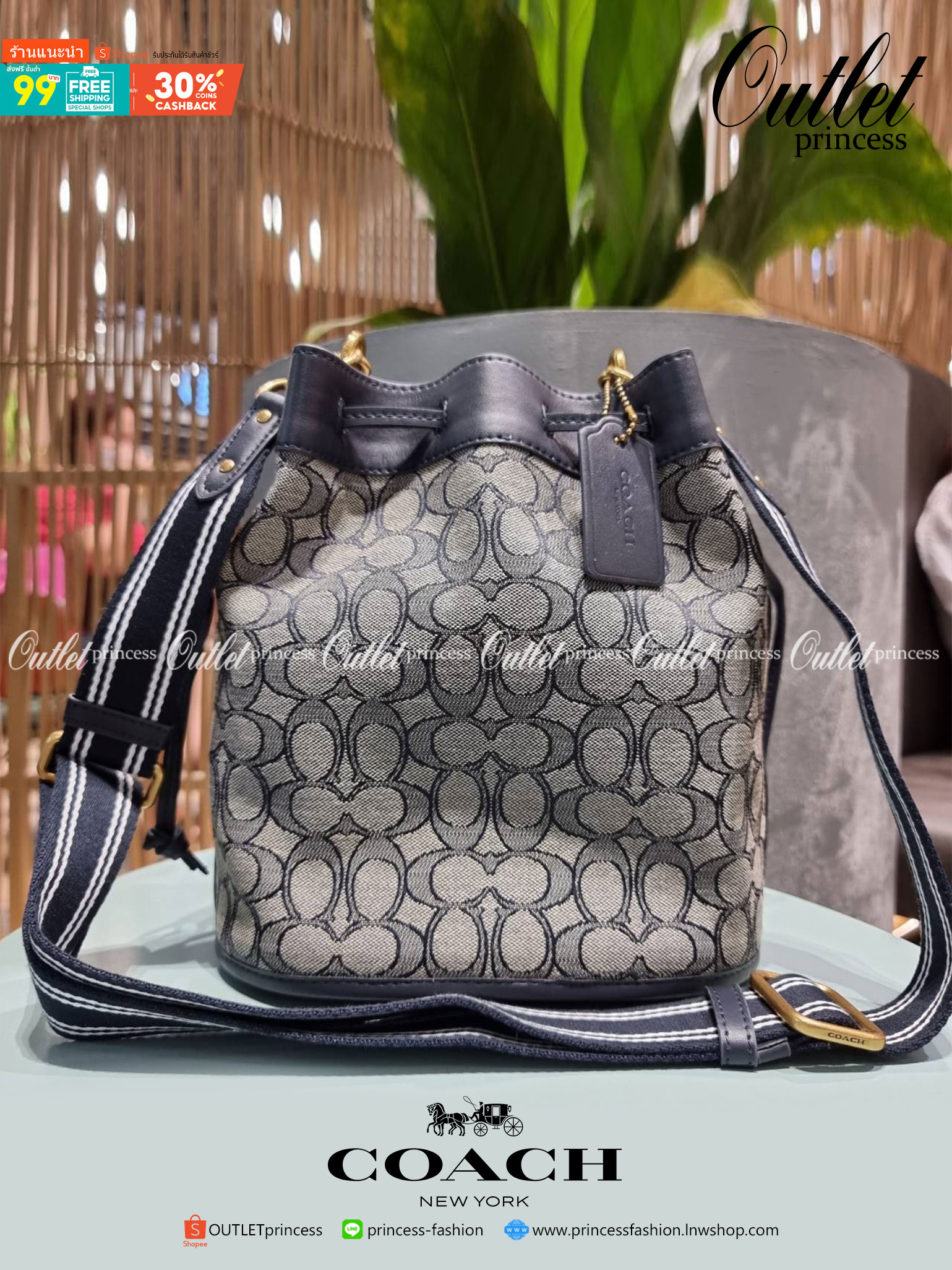 COACH FIELD BUCKET BAG IN SIGNATURE JACQUARD C3853 กระเป๋าสะพายทรงบัคเก็ต รุ่นใหม่ล่าสุด ดีไซน์ลายซิกเนเจอร์บนผ้า jacquard สวยคม เป็นเอกลักษณ์ไม่ซ้ำใคร มาพร้อมสายสะพายผ้าสปอร์ต และสายสั้นสำหรับคล้องแขนได้ สามารถรูดปิดปากกระเป๋าด้วยหนังรอบใบ เพิ่มดีเทลให้ต