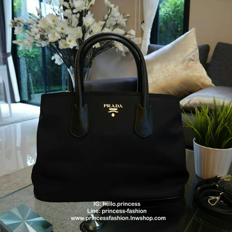 Prada Nylon handbag กระเป๋าถือสะพาย #ทรงยอดฮิต มาแล้วค้า จากงานพรีเมี่ยมกิ้ฟใหม่ บอกเลยว่า ใบนี้ Nylon สลับหนัง สวยคุ้มสุดๆคะ ด้านหน้าประดับด้วยโลโก้แบรนด์สวยหรู ด้านในมีช่องซิปแบ่งอีกหลายช่อง มาพร้อมป้ายหนังแท็กห้อยประบดับเก๋ๆ ด้านข้างมีกระดุมปรับทรงได้ด