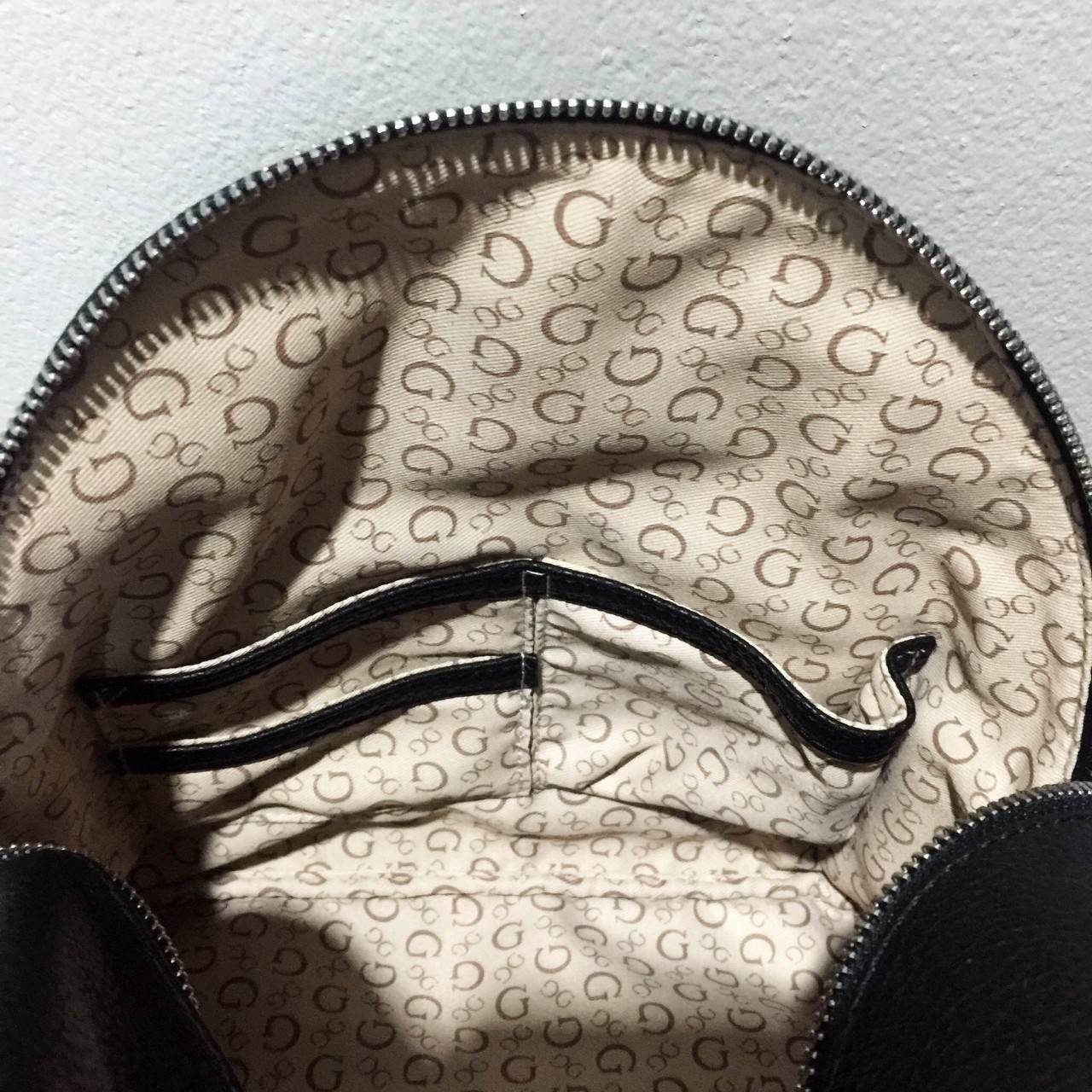 GUESS WOMAN'S FACTORY BACKPACK กระเป๋าเป้ขนาดกำลังดี วัสดุหนังแกะสังเคราะห์เนื้อนิ่ม น้ำหนักเบา มีหูหิ้ว เเละสายสะพายหลังเลื่อนปรับได้ ด้านหน้ามีโลโก้ และช่องซิป เปิดปิดด้วย ภายในกว้าง ใส่ iPad ได้ มากับราคาสุดคุ้มค่ะ