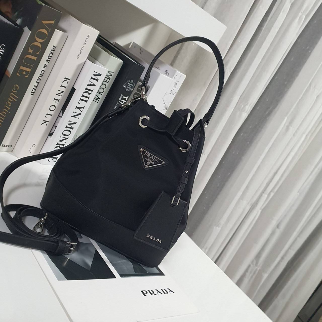 ทรงขนมจีบไซส์ใหญ่ 🐰 งานพรีเมี่ยมกิ้ฟ จากเคาเตอร์ต่างประเทศ จากแบรนด์ PRADA วัสดุ NYLON สลับหนัง SAFFIANO ดีไซน์สวยหรูมากค่า เนื้อหนาซับในอย่างดี อะไหล่เงินทั้งใบ จุดเด่นคือ กระเป๋าสามารถ จุของได้เยอะมาก ด้านในมีช่องใส่ของอีกหนึ่งช่อง น้ำหนักเบา ถื