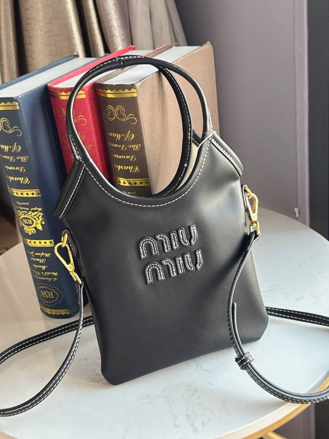 MIU MIU IVY leather handbag / Miu Miu ivy mini tote กระเป๋าสไตล์คลาสสิก มาในดีไซน์เรียบแต่โก้ ให้ลุคที่ดูเท่มั่นใจ สามารถถือและสะพายได้ จุดเด่น ที่โลโก้หนังตัวนูน ที่เสริมให้กระเป๋าดูแฟชั่นและทันสมัย