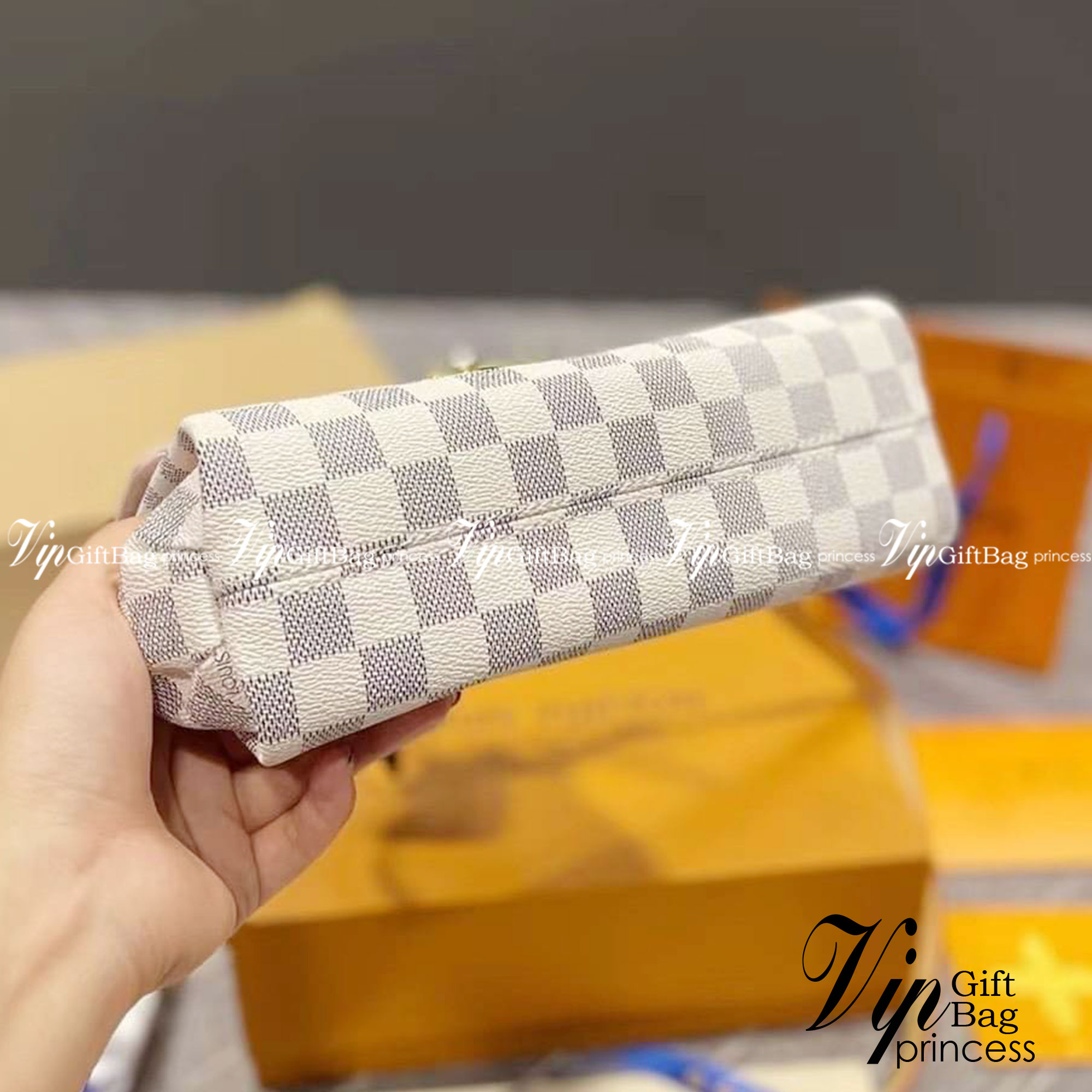 LV CROISETTE CROSSBODY BAG ให้สาวๆได้สวย ในราคาจับต้องได้ กับกระเป๋าสะพายข้าง ดีไซน์ลวดลายตารางเอกลักษณ์ คลาสสิคแต่ดูผู้ดี วัสดุหนังแคนวาส เปิด-ปิดด้วยตัวล็อคแน่นหนา ภายในโล่งกว้าง ใส่ของสำคัญได้ครบถ้วน สายสะพายถอดออกได้ ปรับได้ มีหูจับในตัว ถือเก๋ๆ หรือจ