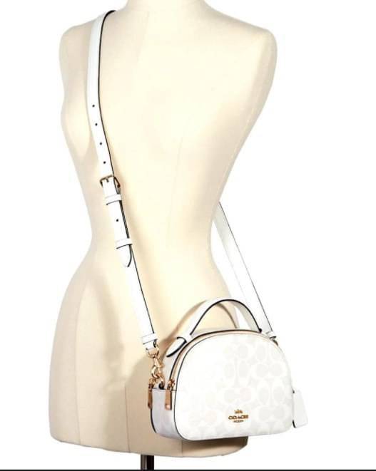 COACH SERENA SATCHEL CROSSBODY BAG กระเป๋าทรงโดมเล็ก น่ารัก แต่ใส่ของได้จุเลยทีเดียว!! มี2ช่องซิปหลัก ช่องค่อนข้างกว้าง สามารถใส่กระเป๋าเงินใบกลางได้;ของจำเป็นอื่นๆได้ครบเลยค่ะ มีช่องเล็กให้ใส่ของจุกจิก ด้านหลังมีช่องเล็กให้อีกช่องค่ะ พร้อมสายยาวถอดออกได้