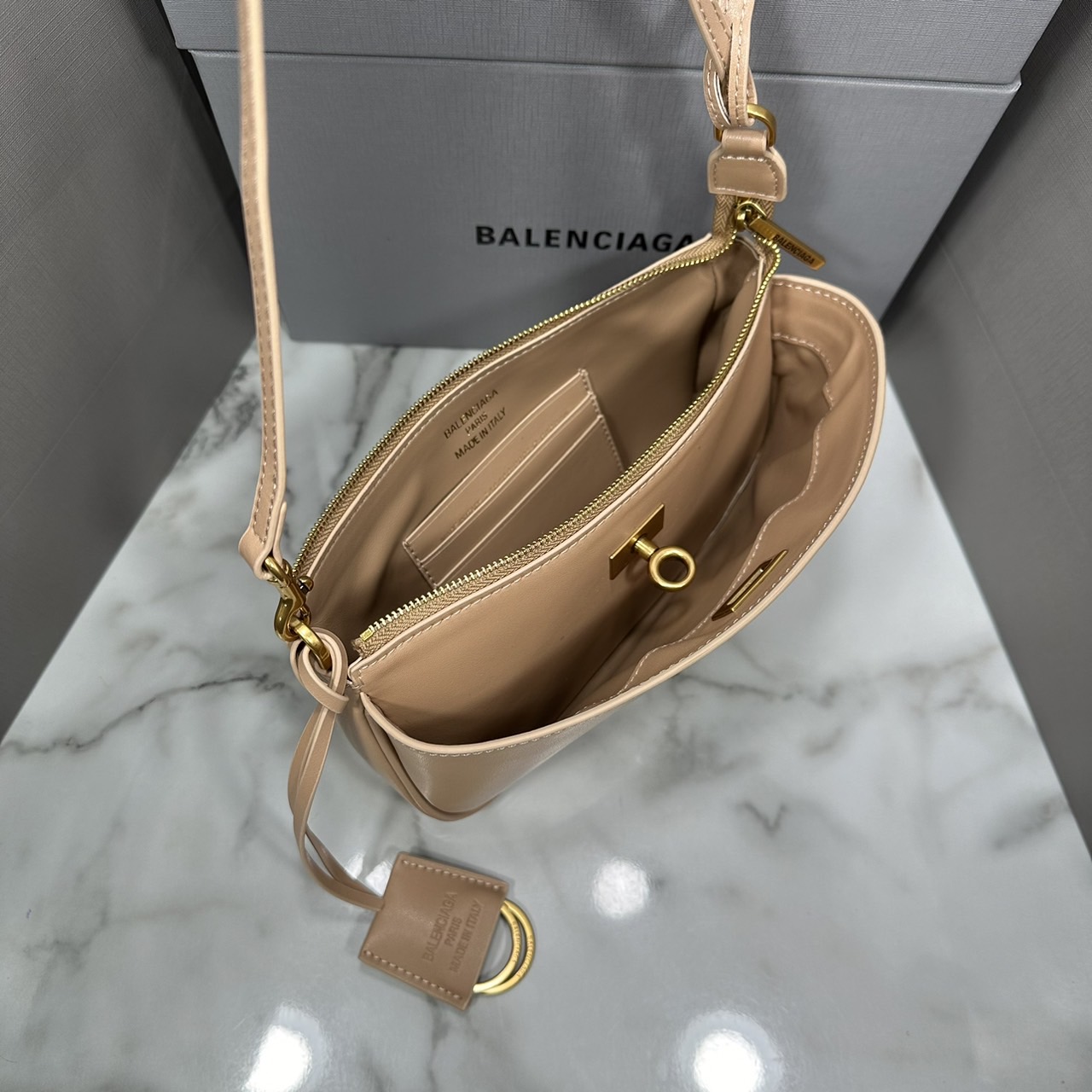 Balenciaga Rodeo Sling Pochette / Balenciaga shoulder leather bag 22cm กระเป๋าสะพายทรงพอชที่สุดของไฮแบรนด์สุดไอคอนิค ดีไซส์เรียบหรู สวยจับต้องได้ ถือหรือสะพายไหล่ได้เก๋มากๆ ถือออกงานก็ได้ลุคไฮแฟชั่นหรูๆ