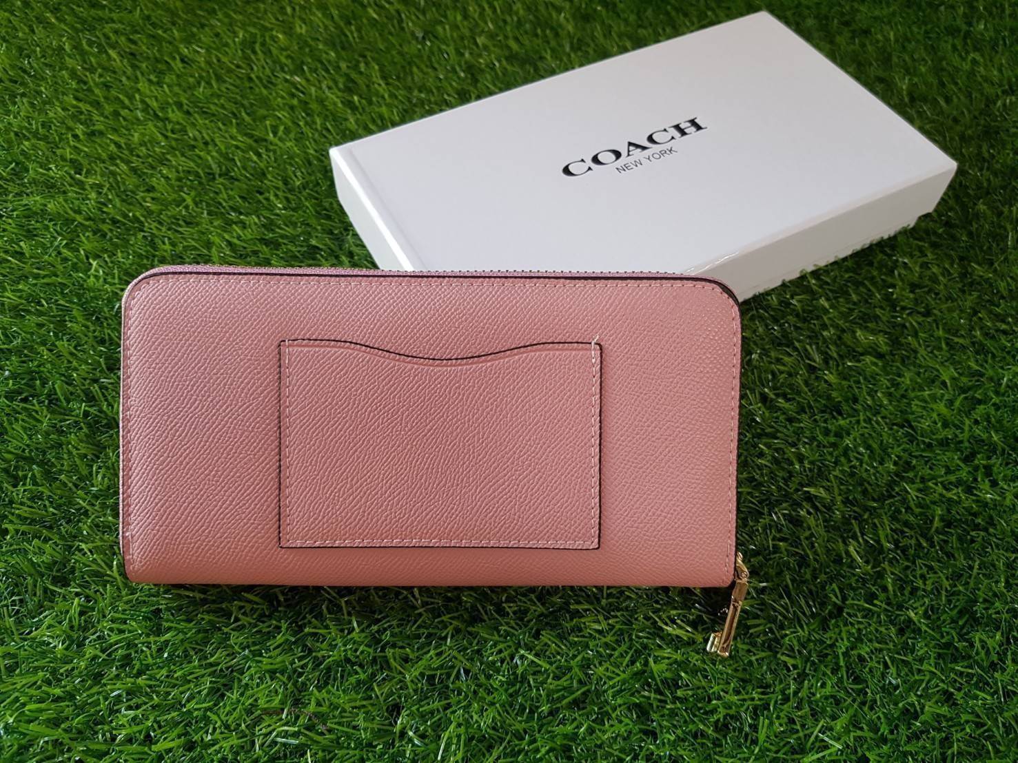 Coach longvwallet กระเป๋าสตางค์ใบยาวซิปรอบ ด้านหน้าตประดับโลโก้แบรนด์ อะไหล่ทอง ซิปแบรนด์ปั๊ม ภายในมีช่องใส่บัตร 1 2ช่อง และช่องใส่ธนบัตร 3 ช่อง มีช่องซิปกลางใส่เหรียญค่ะ