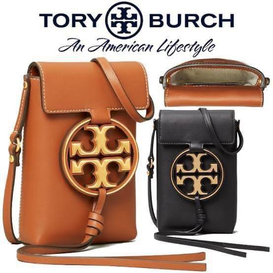 TORY BURCH MILLER METAL PHONE CROSSBODY อีกหนึ่งกระเป๋าใส่มือถือรุ่นฮิตที่เชื่อว่าหลาย ๆ คนต้องเคยเห็นผ่าน ๆ ตามาอย่างแน่นอน กับแบรนด์ Tory Burch ดีไซน์กระเป๋าทรงฝาพับแม่เหล็กใช้งานง่าย มาพร้อมดีเทล Logo แบรนด์โดดเด่นสีทองตัดกับหนังแกะสีดำ ดูหรูดูแพง! แต่