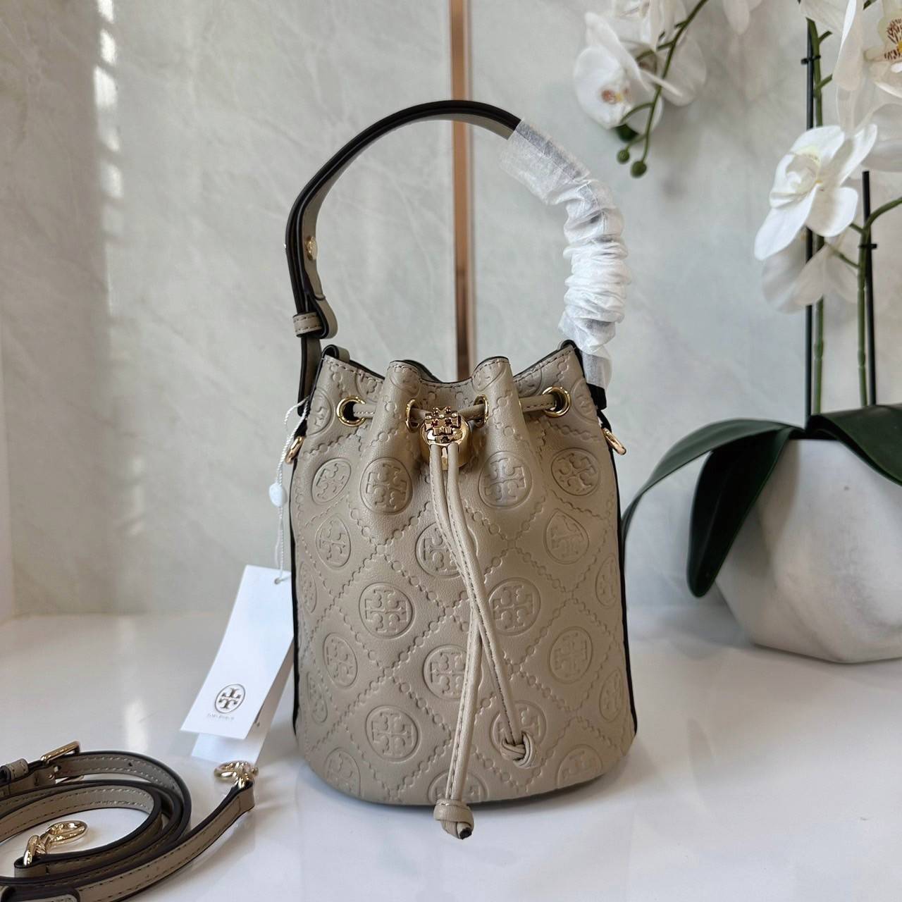 TORY BURCH mini T Monogram leather bucket bag กระเป๋าบัคเกต ไซต์ mini คอลเลกชันหนัง T Monogram ลายซิกเนเจอร์หนังปั้มลายนูน