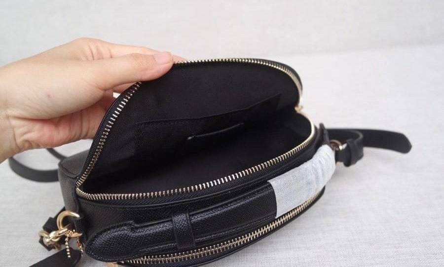 COACH SERENA SATCHEL CROSSBODY BAG กระเป๋าทรงโดมเล็ก น่ารัก แต่ใส่ของได้จุเลยทีเดียว!! มี2ช่องซิปหลัก ช่องค่อนข้างกว้าง สามารถใส่กระเป๋าเงินใบกลางได้;ของจำเป็นอื่นๆได้ครบเลยค่ะ มีช่องเล็กให้ใส่ของจุกจิก ด้านหลังมีช่องเล็กให้อีกช่องค่ะ พร้อมสายยาวถอดออกได้