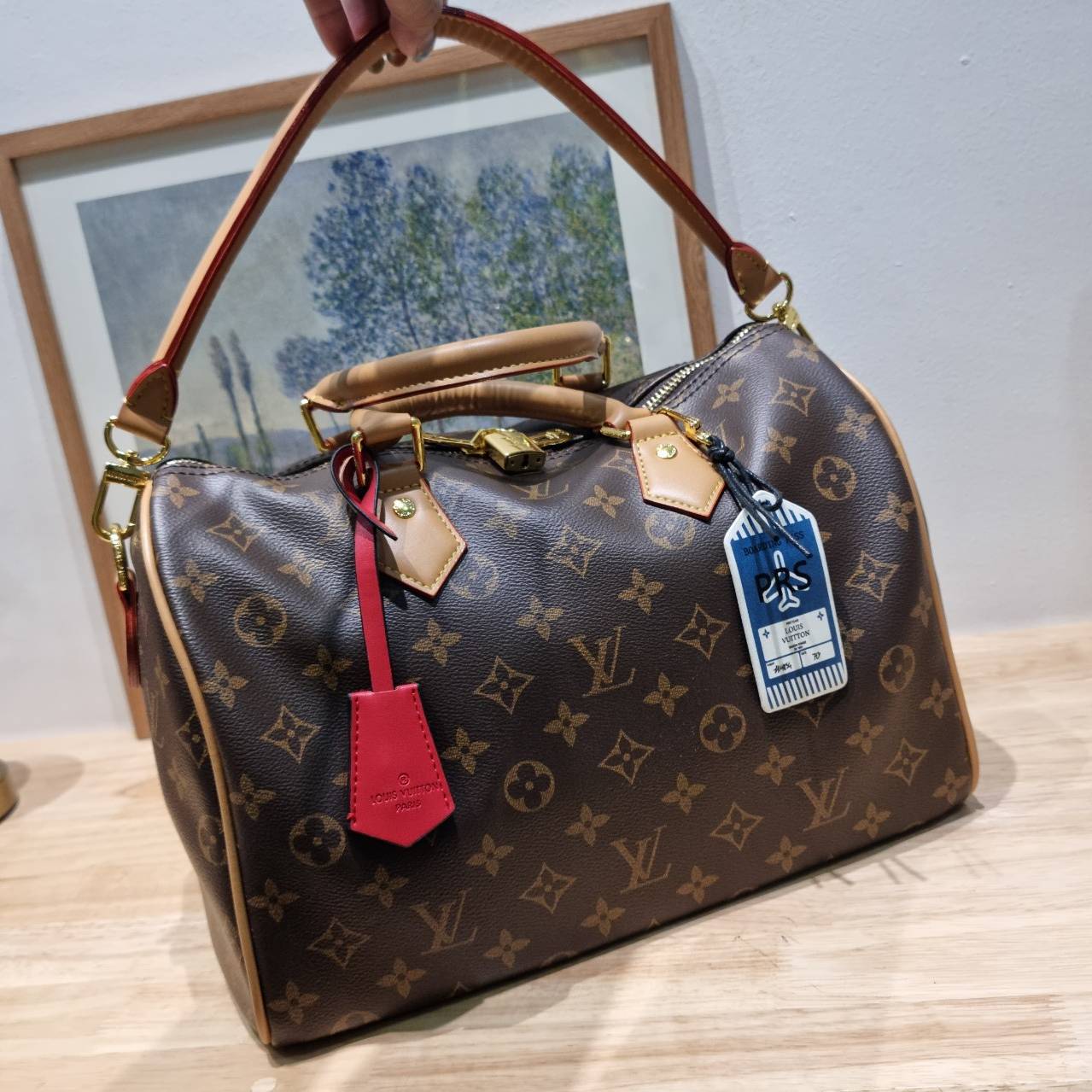 LV speedy soft 30 crafty bag กระเป๋าทรงหมอน รุ่นท็อปฮิต กับดีไซน์ใหม่ต้อนรับฤดูกาลท่องเที่ยว โดดเด่นด้วยการตกแต่งลายพิมพ์ซิกเนเจอร์ และป้ายแท็กหนังสุดเก๋