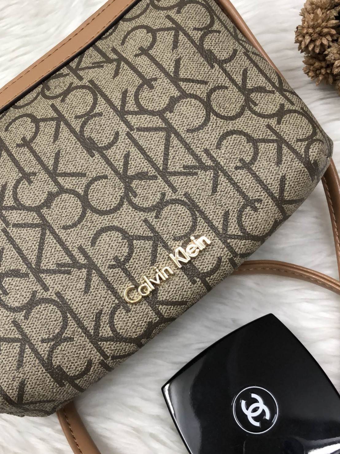 CALVIN KIEIN MINI CROSSBODY BAG สินค้าเข้าใหม่น่าใช้ค่ะ กระเป๋าสะพาย วัสดุหนังลายแบรนด์ทั้งใบ ด้านหน้าติดโลโก้แบรนด์อะไหล่ทอง เปิดปิดกระเป๋าแบบซิป ภายในโล่ง ใส่ของจุ สามารถใส่ธนบัตร สมุดแบงค์ มือถือรุ่นต่างๆ เครื่องสำอางค์ กระเป๋าสตางค์ใบสั้น บอกเลยจุค่ะ 