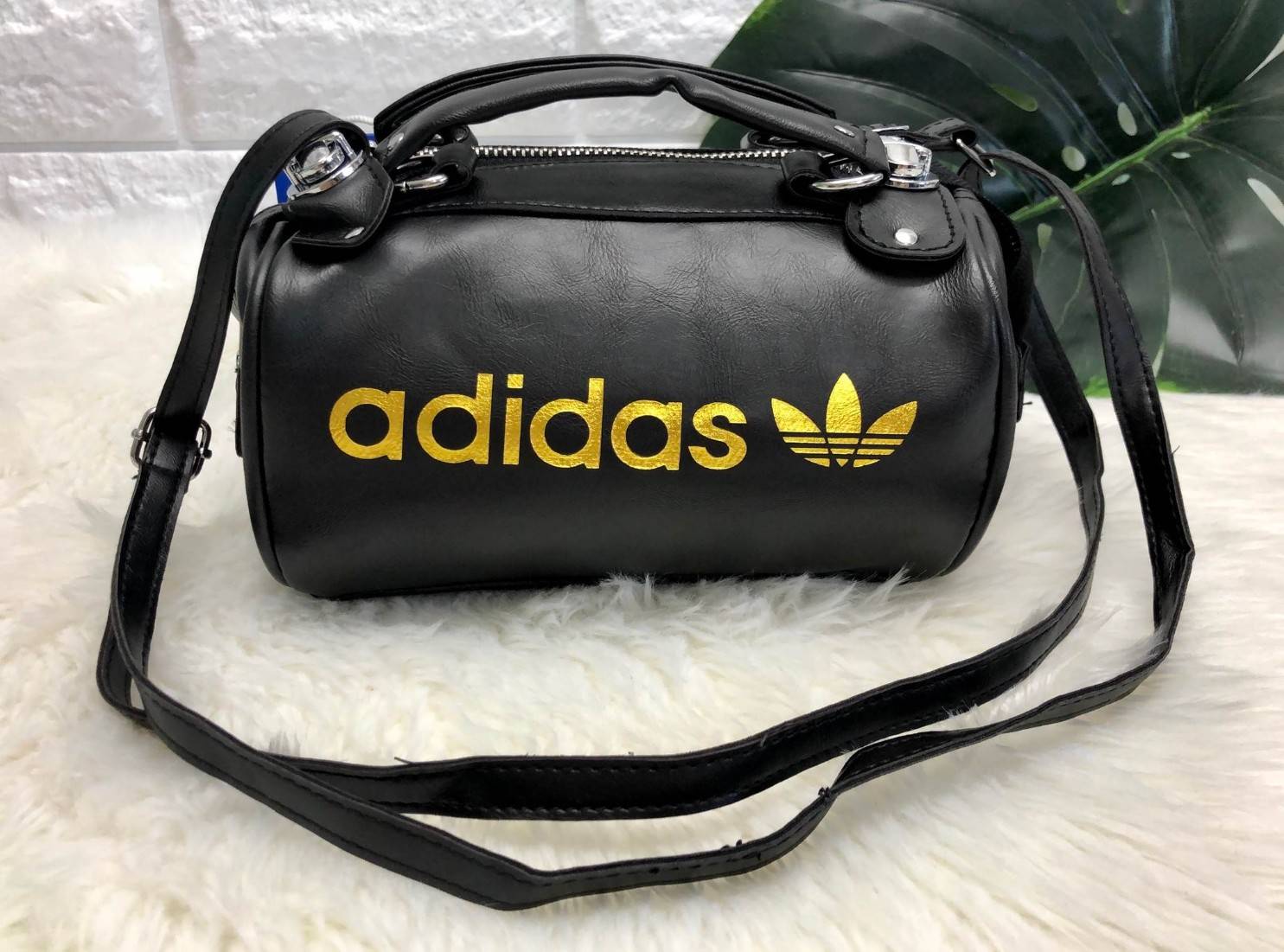 Adidas mini shoulder bag and messenger bag 2018 พร้อมส่งล็อตราคาพิเศษ พร้อมสีใหม่ล่าสุด !! กระเป๋าสะพายข้างแนว Sport วัสดุ pu หนังนิ่ม น้ำหนักเบาค่ะ ใช้ได้ทั้งด้านหน้าและหลัง ตัวกระเป๋าสกรีนโลโก้แบรนด์ เปิดปิดกระเป๋าแบบซิป ภายในโล่ง กว้างสามารถใส่มือถือได