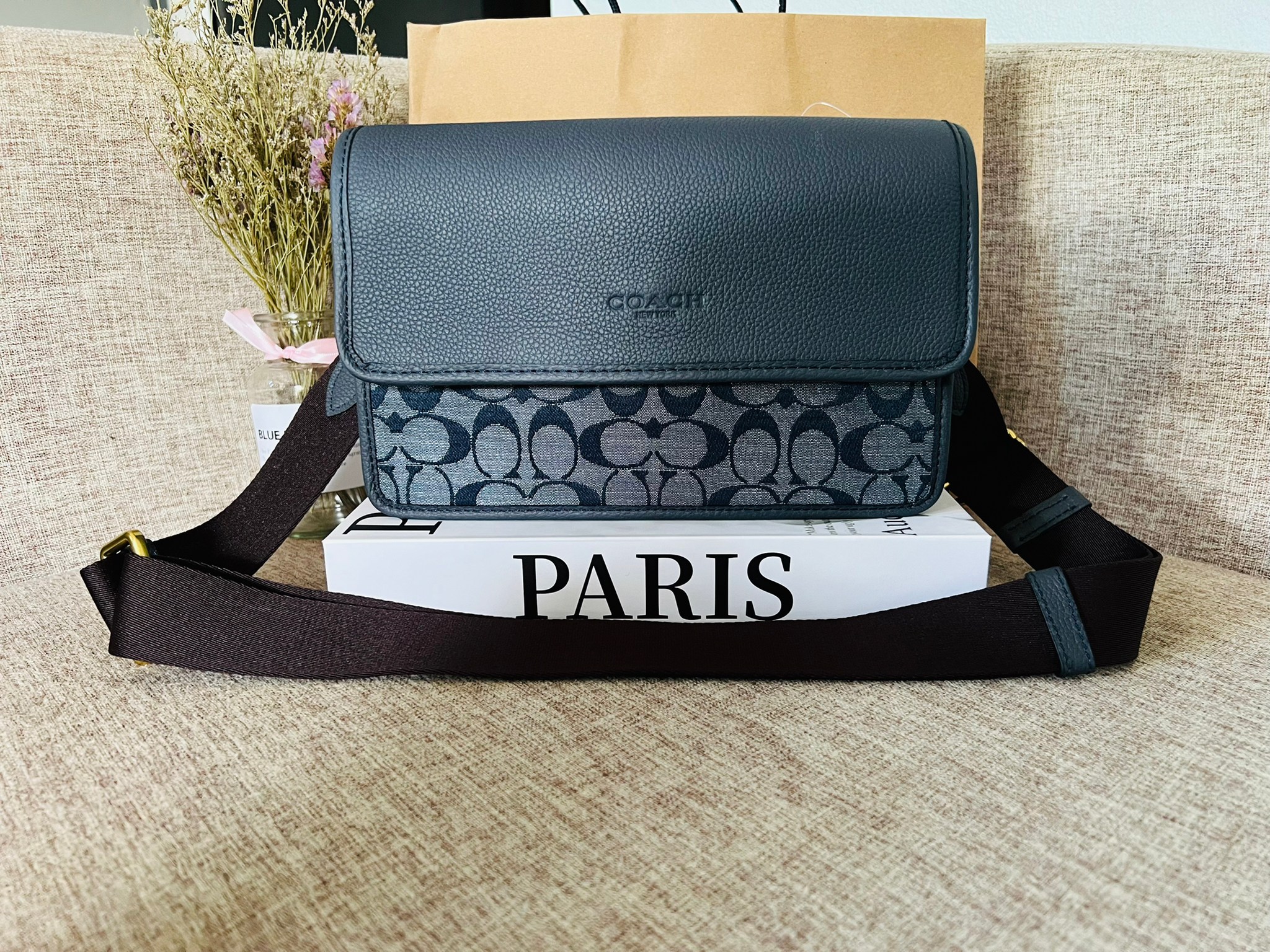 COACH Turner Flap Crossbody In Signature Chambray C8185 กระเป๋าสะพายหนังแชมเบรย์ซิกเนเจอร์และหนังธรรมชาติ ด้านในกระเป๋าซิป กระดุมแป๊ก ซับในหนัง กระเป๋าสลิปด้านนอก สายสะพายถอดได้ ยาว 25” สำหรับสะพายไหล่หรือสะพายข้าง