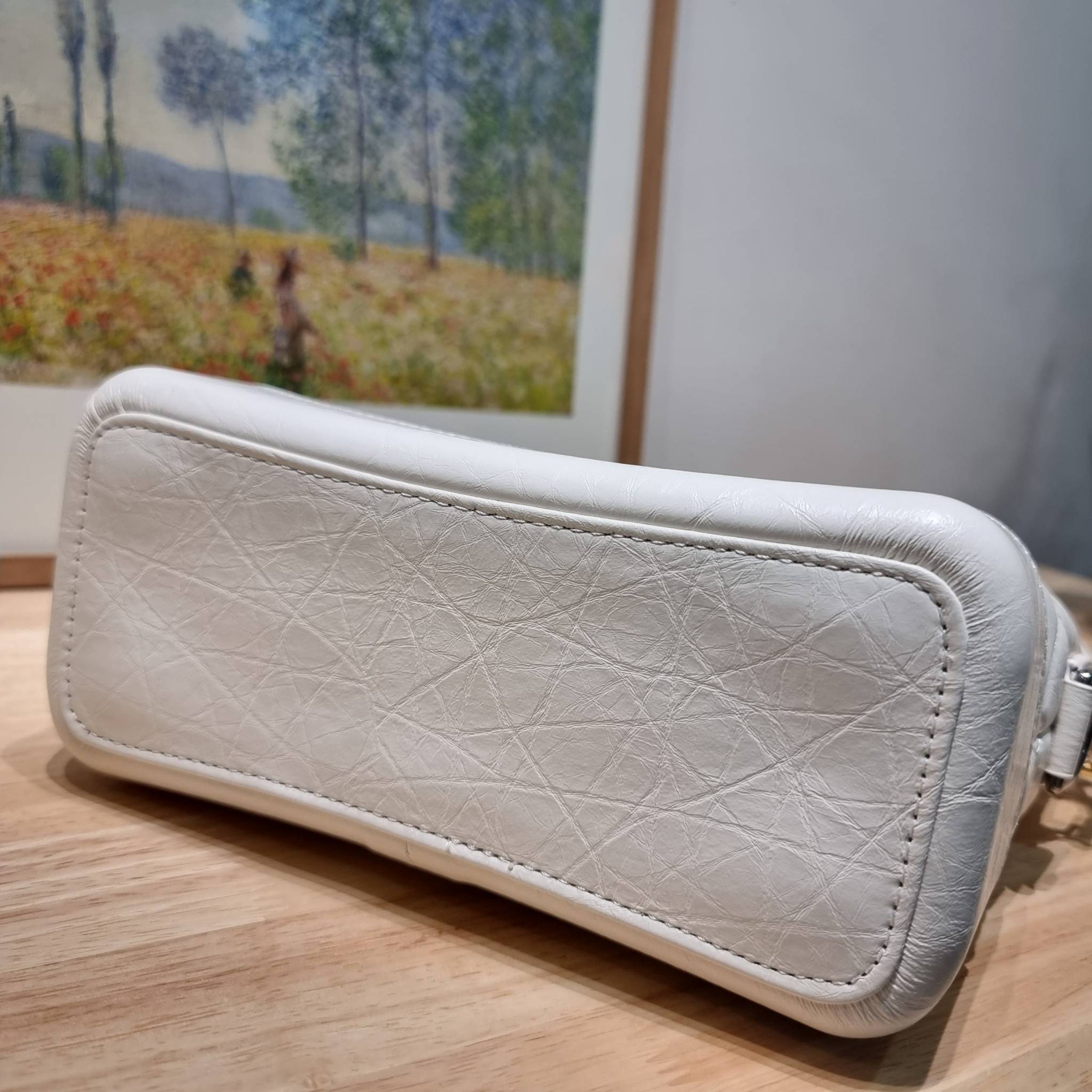 CHANEL Gabrielle Bag Medium สวยคลาสสิค No.1 ต้องยกให้ไอเท็มนี้เท่านั้น กับกระเป๋าสะพายซิกเนเจอร์ ดีไซน์ไม่เหมือนใคร เป็นเอกลักษณ์ ใช้งานได้หลากหลาย สะพายได้ไม่ซ้ำ