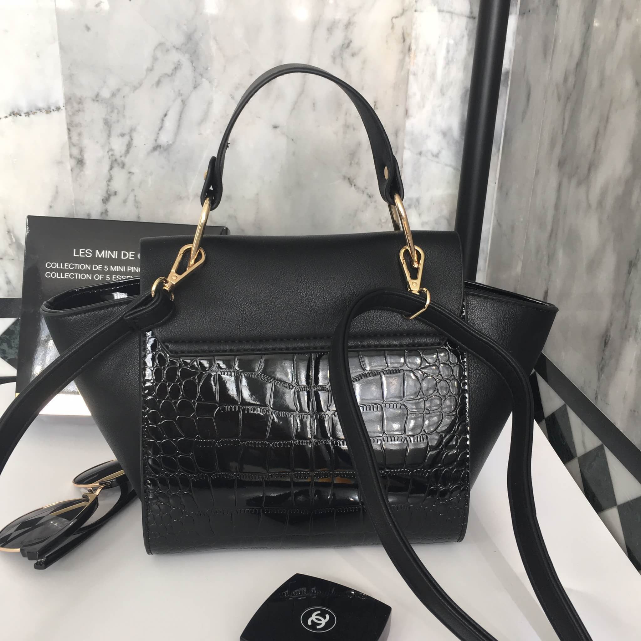 ทรงขายดีที่สุด สี มาใหม่สวยหรูมากคะ 💜 กระเป๋าถือ / สะพายจาก แบรนด์ David jones หนังอย่างดี ขนาด กำลังดี มีช่องใส่ของจุกจิกด้านใน สีสวยคะ เข้ากับชุดได้ง่ายมากๆ ใบนี้แนะนำเลย สวยมาก