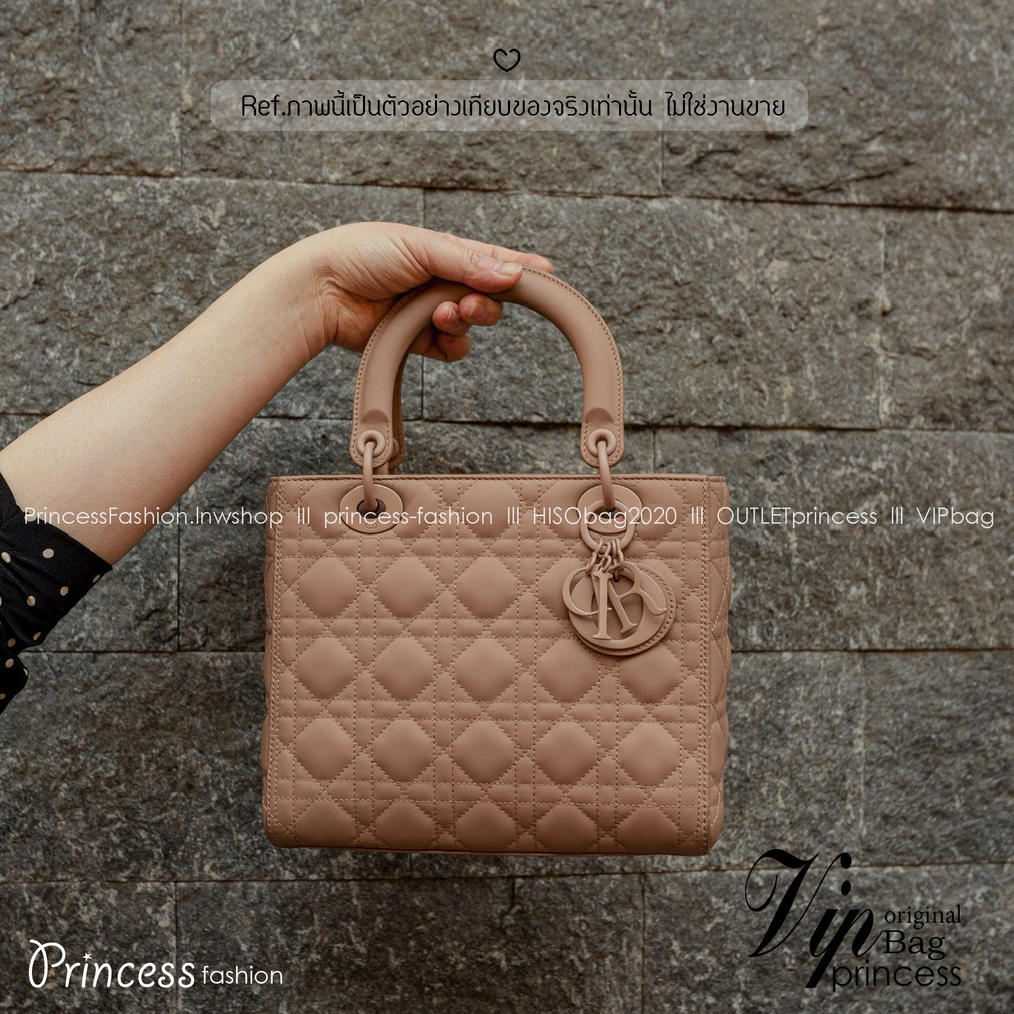 Dior Medium Lady Dior Bag 25cm กระเป๋าสะพายทรงโท้ท ที่สุดของความเรียบหรูดูแพง น้อยแต่มากที่แท้ทรู ดีไซน์เรียบง่าย แต่แฝงไปด้วยความหรูหรา ทรงกล่องคลาสสิค โดดเด่นด้วยพวงกุญแจอะไหล่โทนสีเดียวกับกระเป๋า เป็นเอกลักษณ์ด้วยลายเส้นซ้อนทับสวยงาม