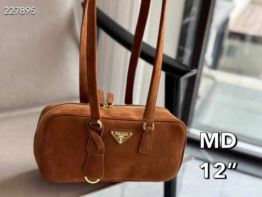 PRADA Suede Shoulder Bag กระเป๋าถือ/สะพายไหล่สุดชิค งานหนังกลับสวยเก๋ สวยเด่นเป็นเอกลักษณ์มาก ดีไซน์เรียบแต่มากมีอยู่จริง สวยดูแพง ที่ไม่มีตอนนี้คือพลาด