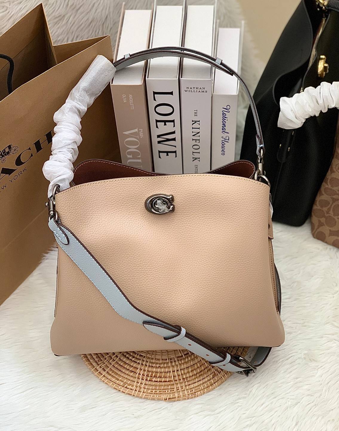 COACH WILLOW SHOULDER BAG ((C2745//C2590//C2621)) พร้อมส่งที่ไทย รุ่นแนะนำค่ะ🔥🔥 🔺กระเป๋าหิ้ว//คล้องไหล่//สะพายข้าง สุดคุ้ม! หนังแท้ชั้นดี ได้ไปหลงรักแน่นอนค่ะ หนังสวยมากๆ😘 🔺ตัวกระเป๋าแบ่งเป็นสองช่องหลัก ด้านนึงเป็นแ