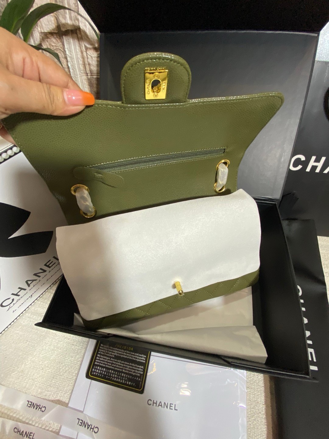 CHANEL Classic Medium Flap Bag กระเป๋าสะพายคลาสสิกรุ่นยอดนิยมตลอดกาล ดีไซน์เรียบหรูหราขับผิว งานหนังแท้สวยมาก มีอะไหล่เงินและทอง สุดยอดเดอะเบสท์ไอเท็ม