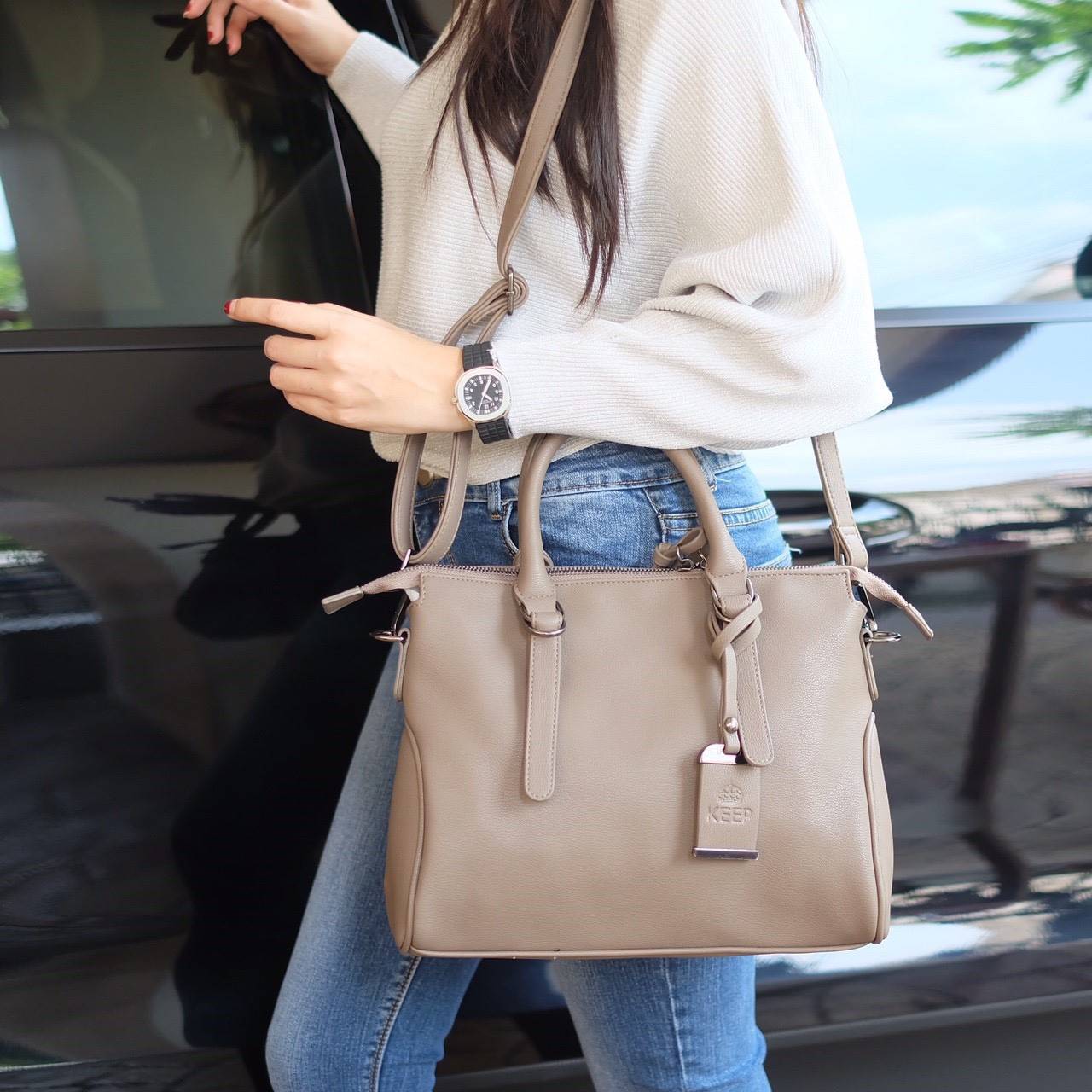 ทรงสวยขายดีมาก 👑จากแบรนด์ KEEP ทรง รุ่น Parish hand bag with cute taddy จุดเด่นที่ >หนังเนื้อดี นิ่มมาก >น้ำหนักเบา >ถือสะพายเข้าง่ายกับทุกชุด