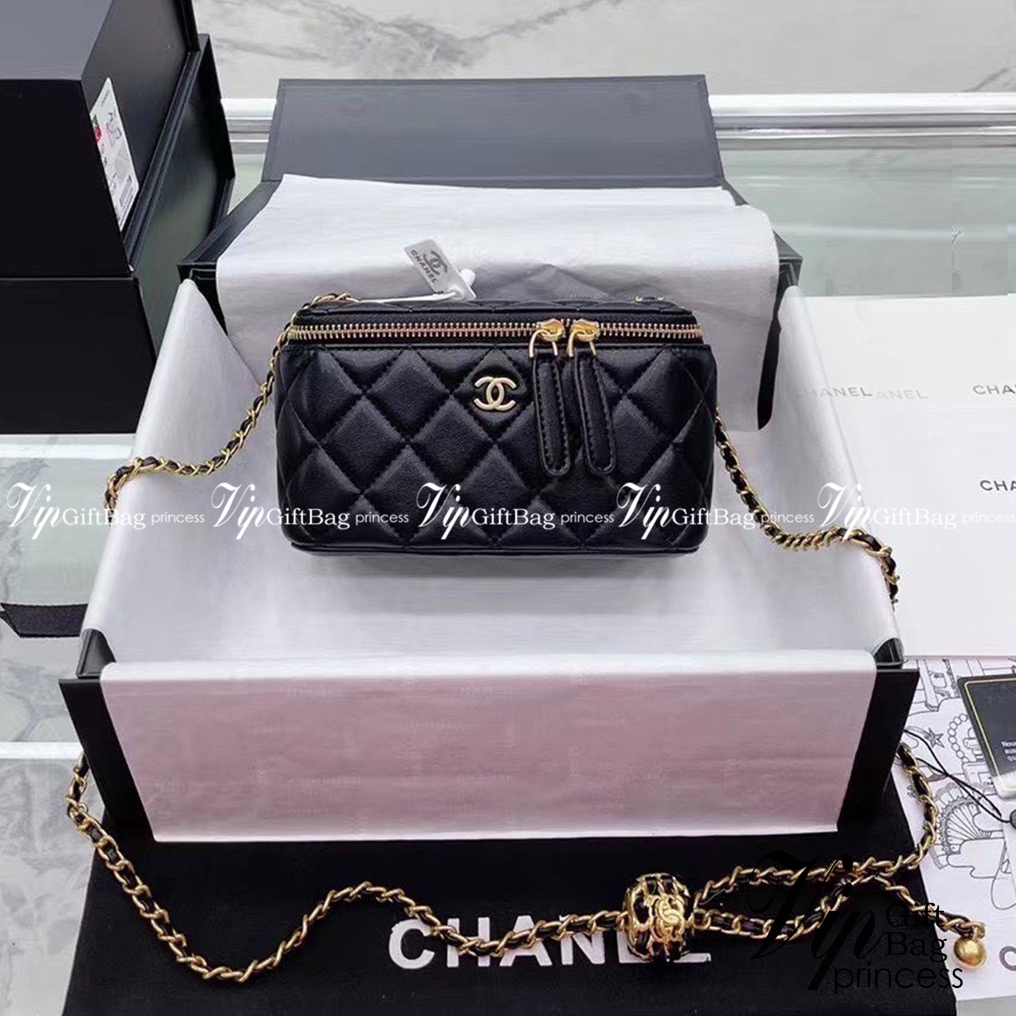 CHANEL Pearl Crush Vanity Case With Classic Chain / Chanel Vanity crossbody bag ฮอตสุด น่ารักสุด กระเป๋าทรงกล่องใบเล็กน่ารัก มี 2 ขนาด งานหนังสวย ตอบโจทย์และครองใจสาวๆ ได้อย่างแท้จริง ดีไซน์เรียบหรู มาพร้อมโลโก้อะไหล่ทองเพิ่มความโดดเด่น เป็นอีกรุ่นที่สาวๆ