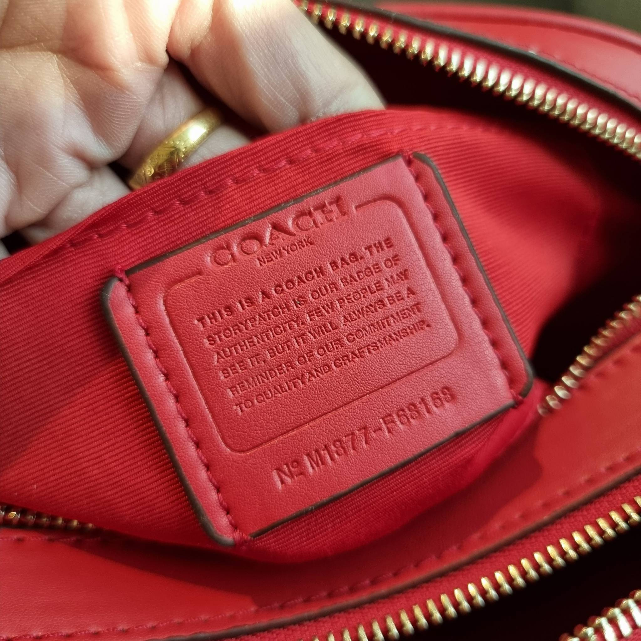 OUTLET 】COACH F68168 JES CROSSBODY IN SIGNATURE CANVAS รุ่นยอดฮิต!! กระเป๋าสะพายข้าง รุ่น 2 ซิป ใบใหญ่จุใจ สีคลาสสิคขายดี!! วัสดุหนังแคนวาสเคลือบลาย เปิด-ปิดด้วยซิป 2 ช่องหลัก ใช้งานง่าย ทรงสวยมากๆรุ่นนี้ มาพร้อมสายสะพาย crossbody ปรับได้ตามตัว ภายในใส่ขอ