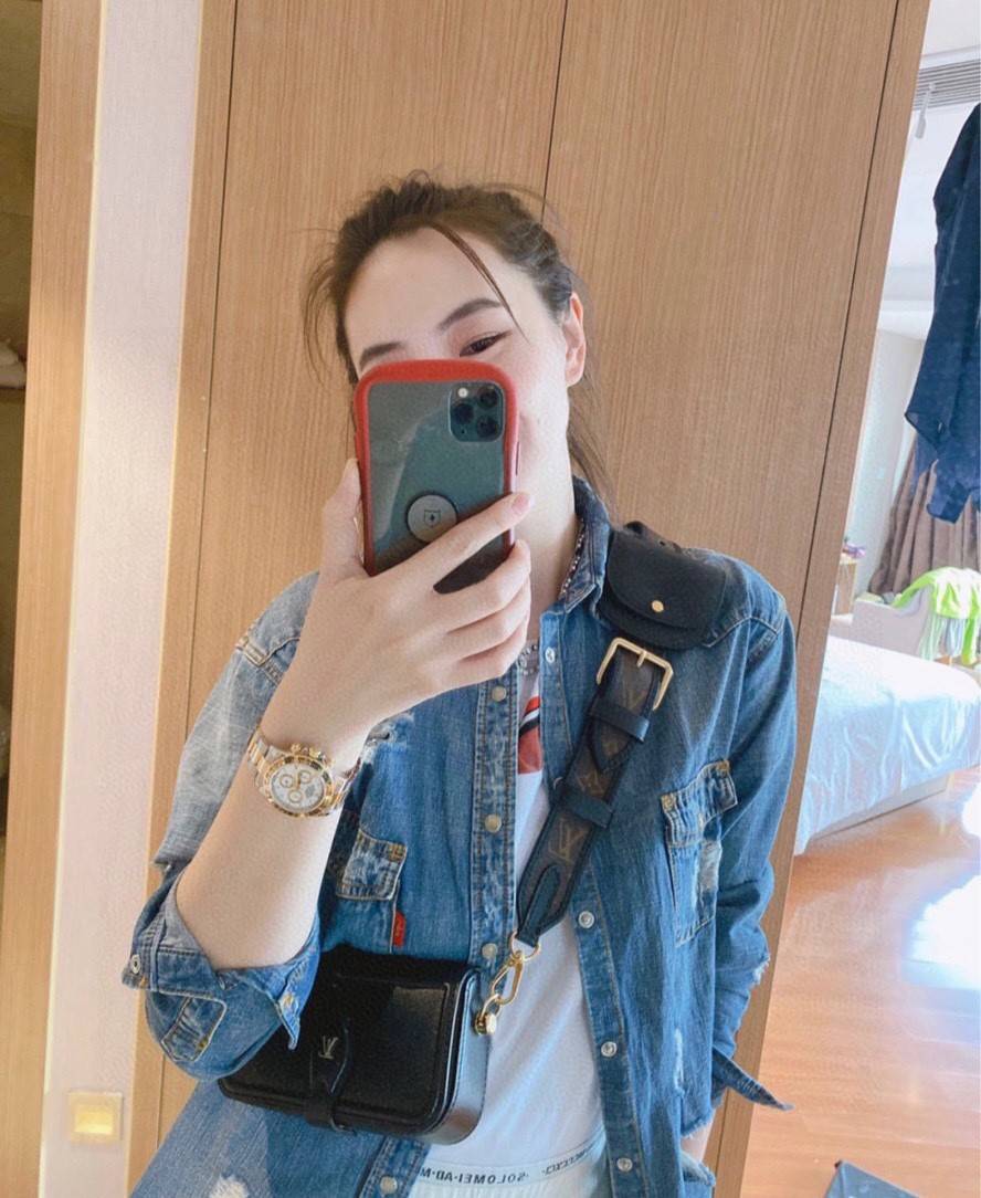 LV officier crossbody bag / LV Officier Pouch With Strap กระเป๋าสะพายเรียบหรู ดีไซน์เรียบง่าย ใช้งานสะดวก พร้อมใบลูกน่ารัก และสายสะพายเส้นใหญ่ ทนทาน แน่นหนา วัสดุหนังเรียบสวย