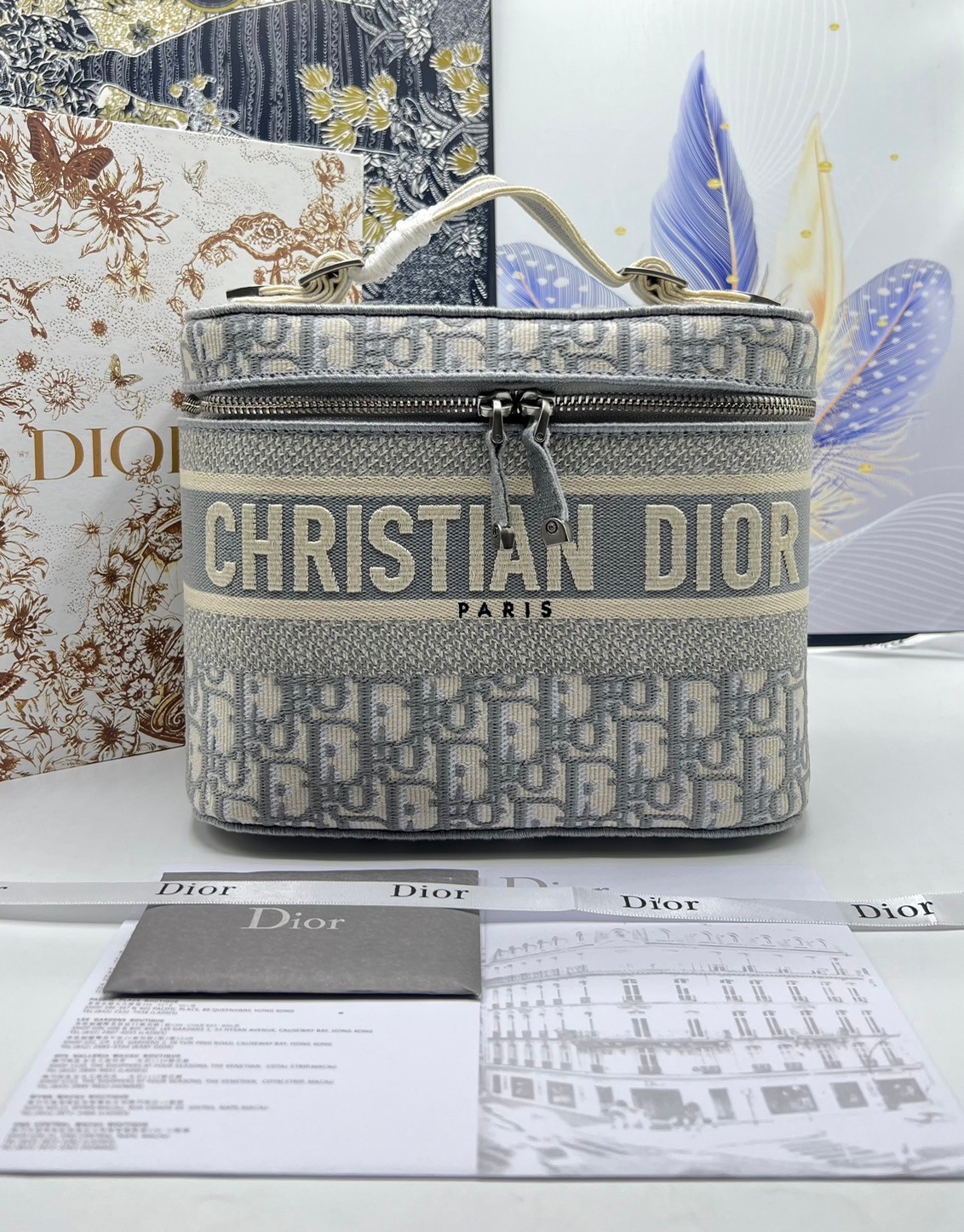 22cm Medium DiorTravel Vanity Case กระเป๋าใส่เครื่องสำอางใบกลาง จุของได้เยอะ มาพร้อมกับลวดลาย Oblique ปักอย่างประณีตและประดับด้วยสัญลักษณ์ Christian Dior Paris มาพร้อมสายสะพายและหูจับในตัว